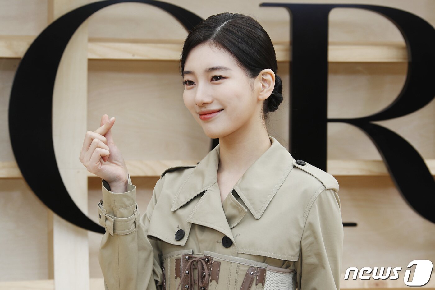본문 이미지 - 배우 수지가 30일 오후 서울 서대문구 이화여자대학교에서 열린 ‘디올(DIOR) 한국 최초 2022 가을 여성 컬렉션’에서 하트를 그리고 있다. ⓒ News1 권현진 기자