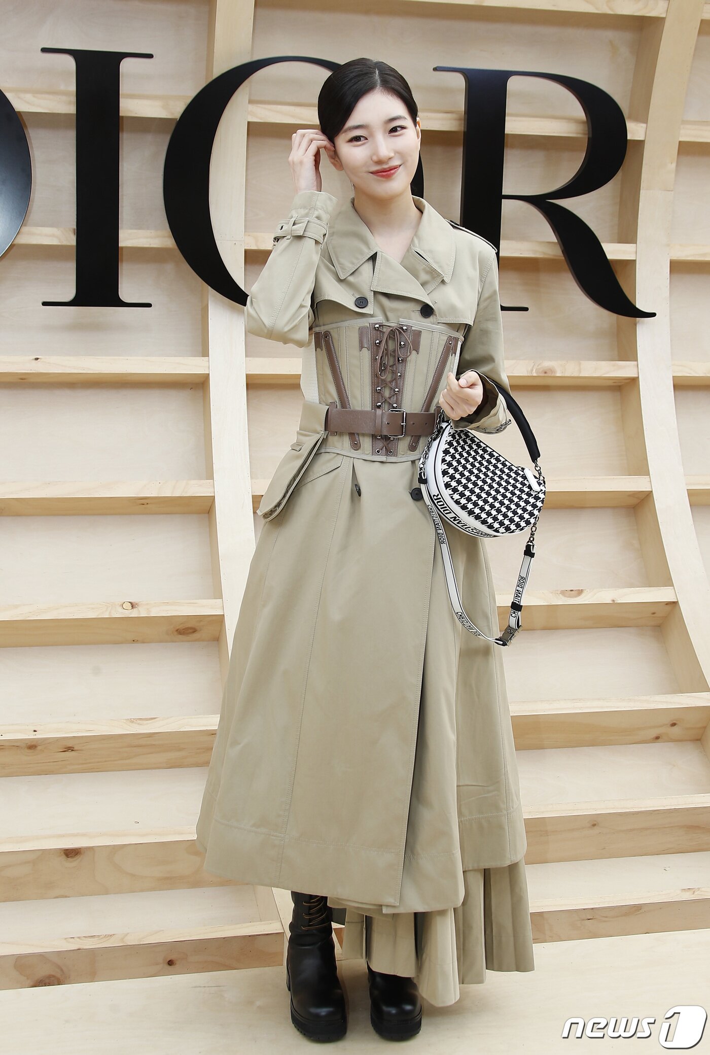 본문 이미지 - 배우 수지가 30일 오후 서울 서대문구 이화여자대학교에서 열린 ‘디올(DIOR) 한국 최초 2022 가을 여성 컬렉션’에서 달콤한 미소를 짓고 있다. ⓒ News1 권현진 기자