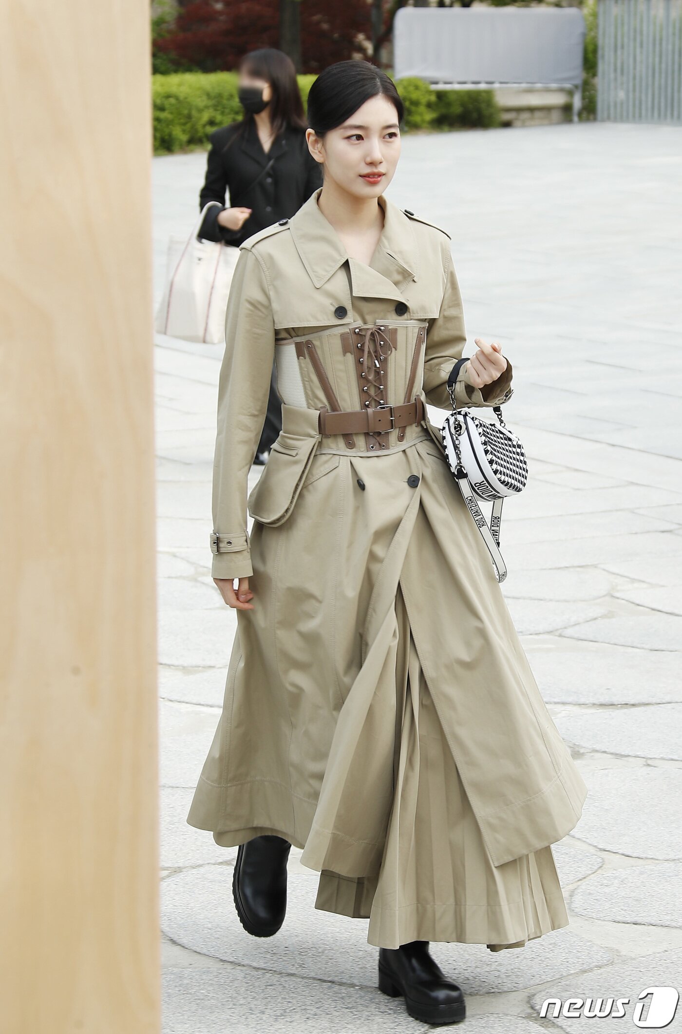 본문 이미지 - 배우 수지가 30일 오후 서울 서대문구 이화여자대학교에서 열린 ‘디올(DIOR) 한국 최초 2022 가을 여성 컬렉션’에 참석하고 있다. ⓒ News1 권현진 기자