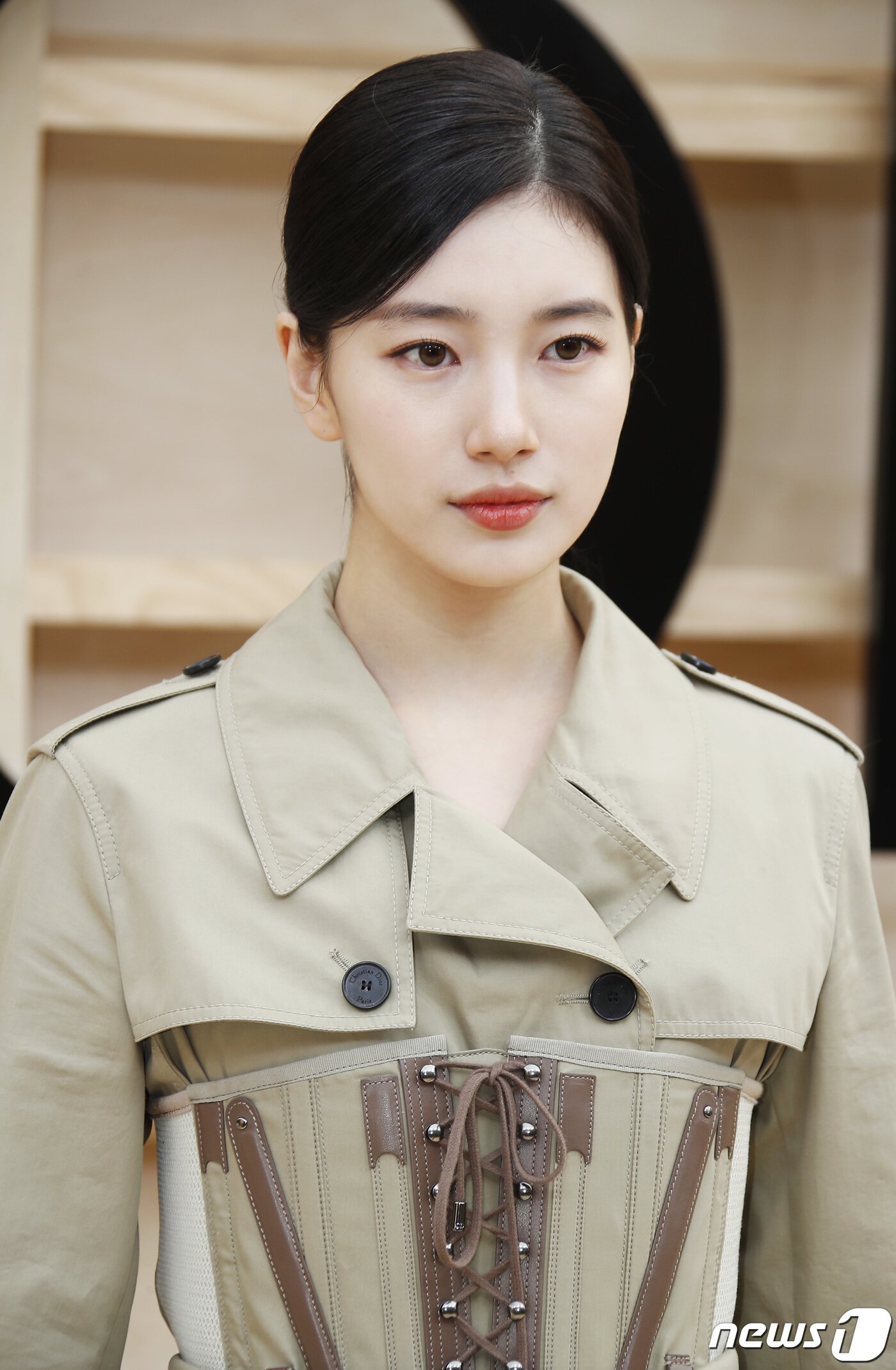 본문 이미지 - 배우 수지가 30일 오후 서울 서대문구 이화여자대학교에서 열린 ‘디올(DIOR) 한국 최초 2022 가을 여성 컬렉션’에서 포즈를 취하고 있다. ⓒ News1 권현진 기자