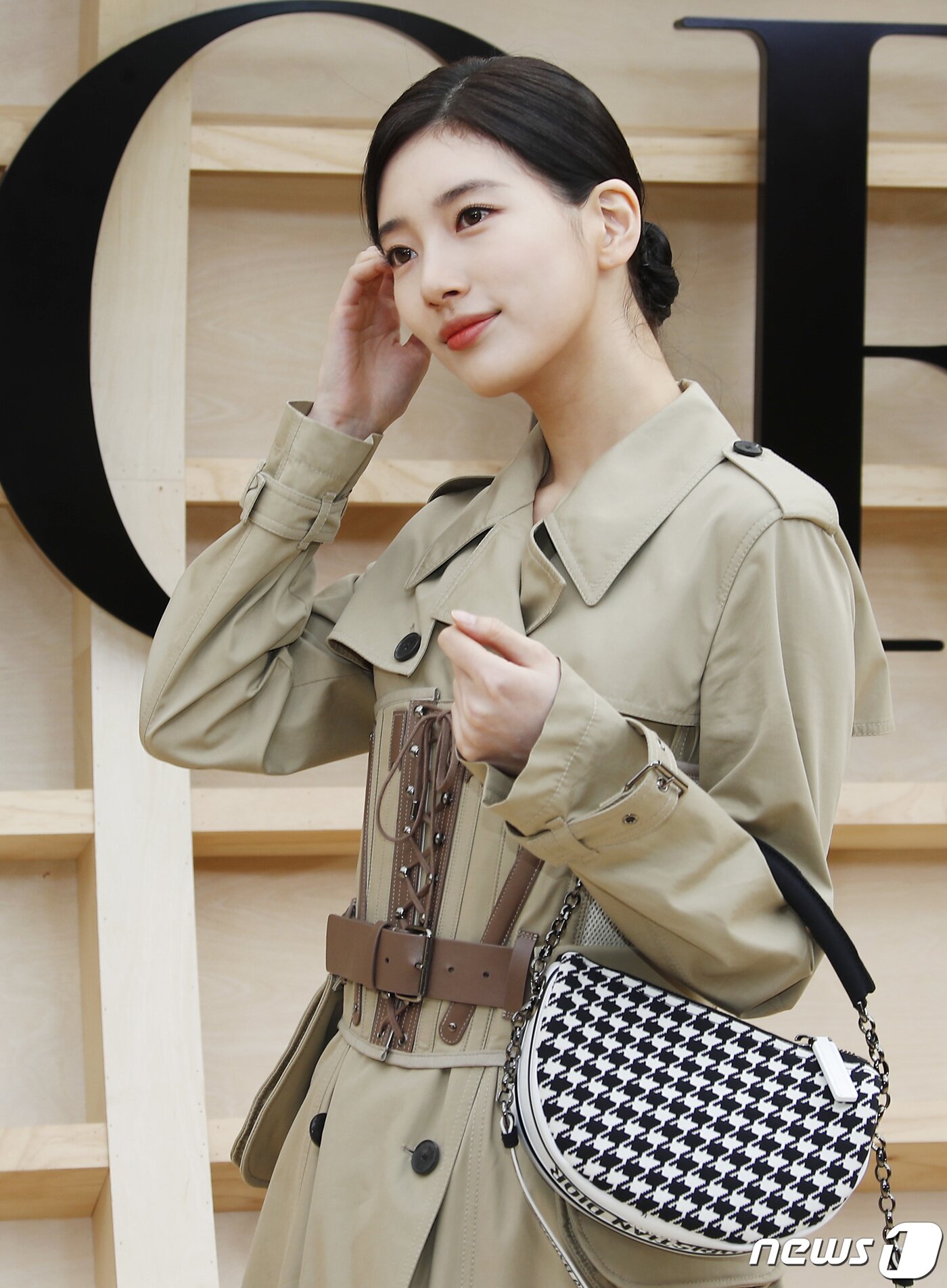 본문 이미지 - 배우 수지가 30일 오후 서울 서대문구 이화여자대학교에서 열린 ‘디올(DIOR) 한국 최초 2022 가을 여성 컬렉션’에서 매력을 발산하고 있다. ⓒ News1 권현진 기자