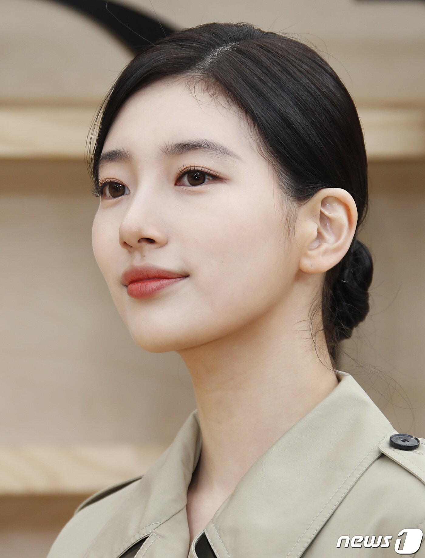 본문 이미지 - 배우 수지가 30일 오후 서울 서대문구 이화여자대학교에서 열린 ‘디올(DIOR) 한국 최초 2022 가을 여성 컬렉션’에서 눈부신 미모를 뽐내고 있다. ⓒ News1 권현진 기자