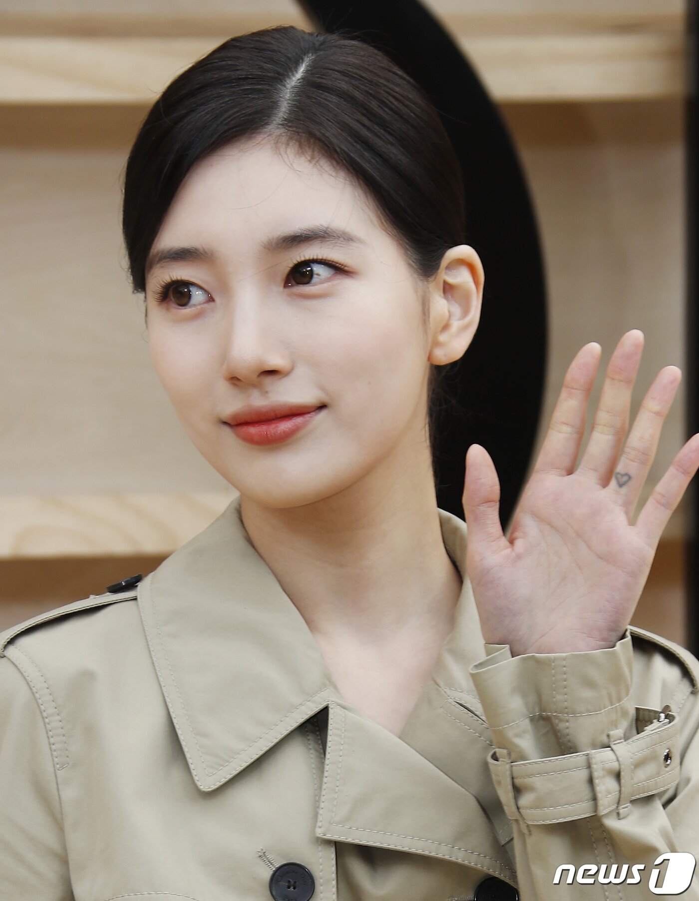 본문 이미지 - 배우 수지가 30일 오후 서울 서대문구 이화여자대학교에서 열린 ‘디올(DIOR) 한국 최초 2022 가을 여성 컬렉션’에서 포즈를 취하고 있다. 그의 손가락 네번째 손가락에 하트 타투가 눈길을 끈다. ⓒ News1 권현진 기자