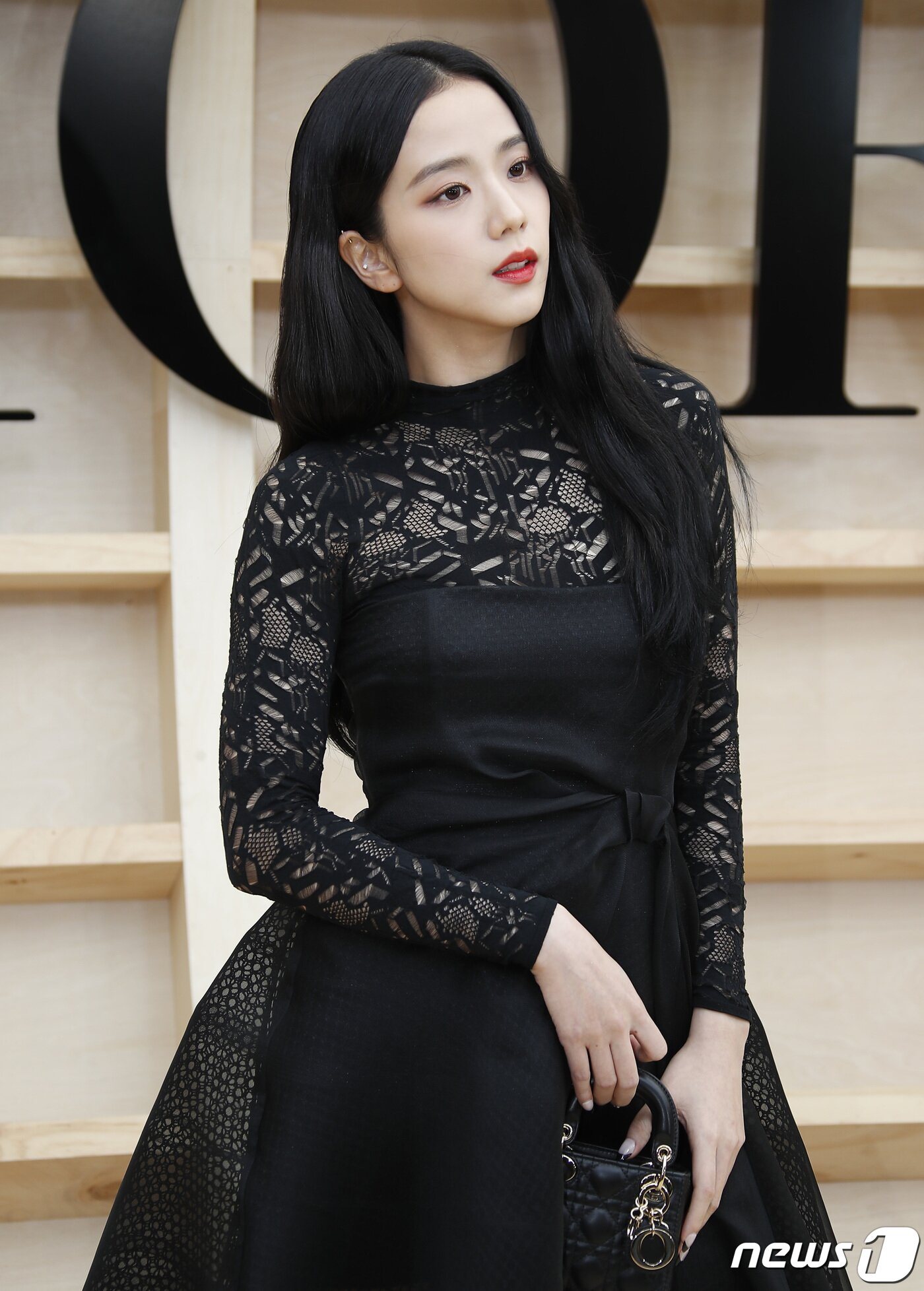 본문 이미지 - 블랙핑크 지수가 30일 오후 서울 서대문구 이화여자대학교에서 열린 ‘디올(DIOR) 한국 최초 2022 가을 여성 컬렉션’에서 눈부신 인형 미모로 시선을 사로잡고 있다.  ⓒ News1 권현진 기자