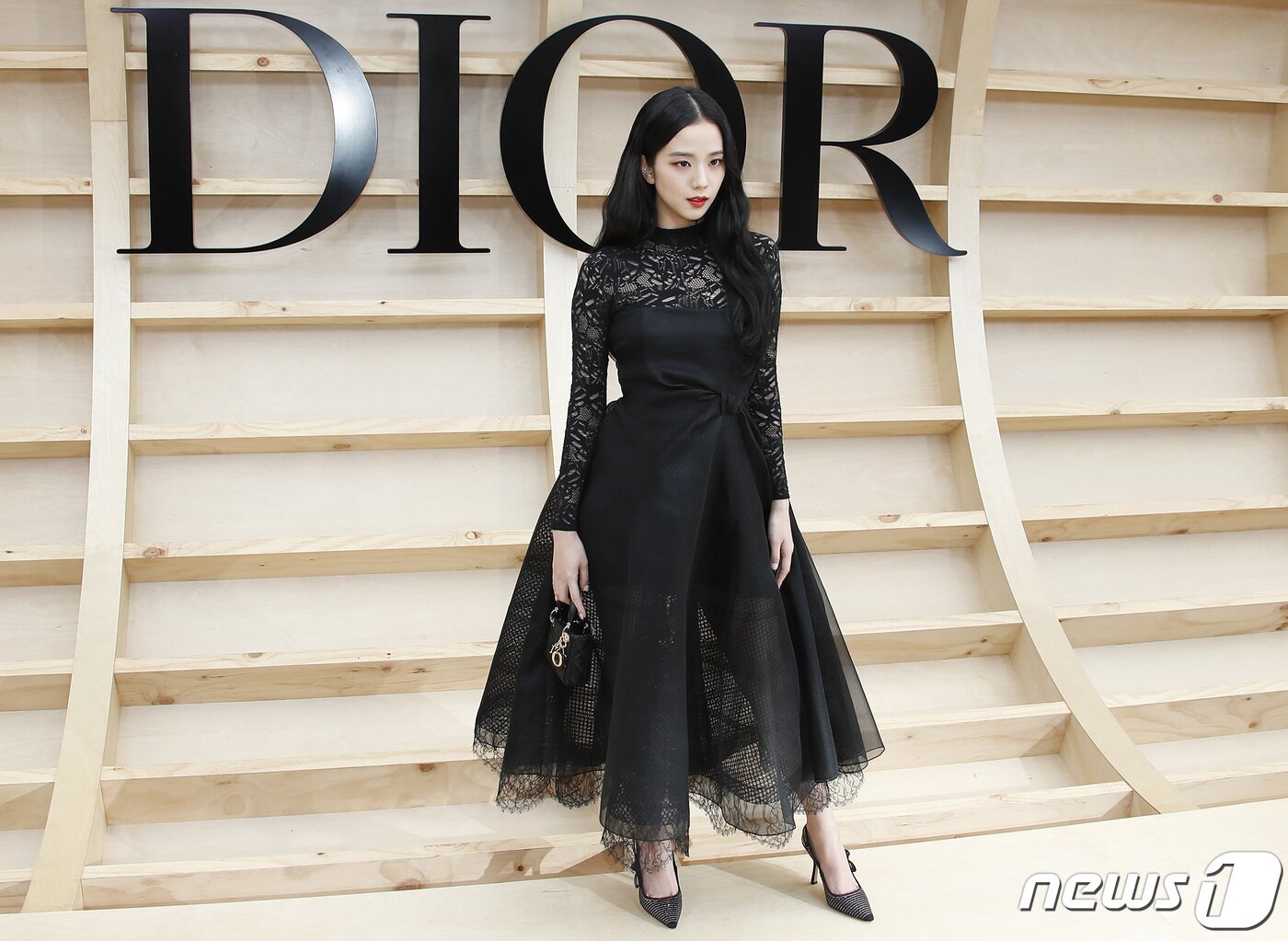 본문 이미지 - 블랙핑크 지수가 30일 오후 서울 서대문구 이화여자대학교에서 열린 ‘디올(DIOR) 한국 최초 2022 가을 여성 컬렉션’에서 눈부신 비주얼로 시선을 사로잡고 있다. ⓒ News1 권현진 기자
