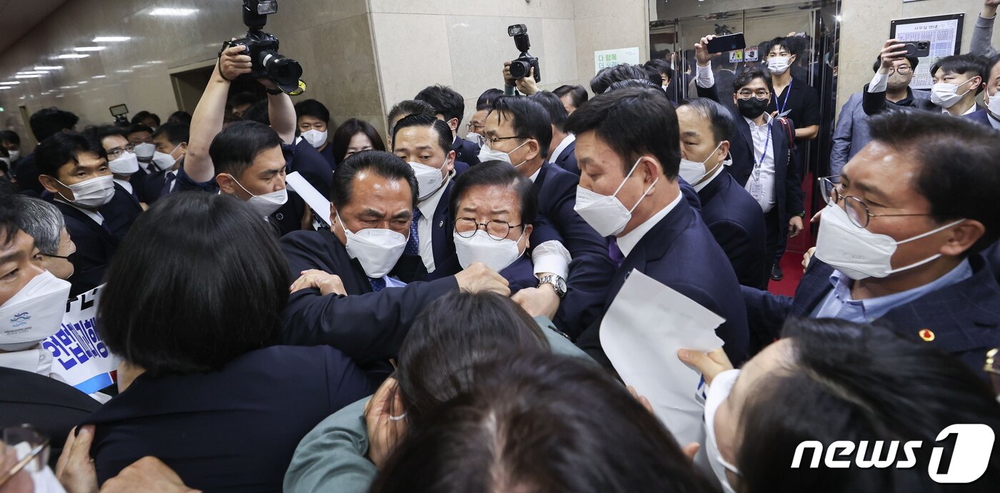 본문 이미지 - 박병석 국회의장이 지난해 4월30일 오후 서울 여의도 국회에서 열린 제396회 국회(임시회) 제1차 본회의에 참석하는 도중 국민의힘 의원들의 항의를 받고 있다. (공동취재) 2022.4.30/뉴스1 ⓒ News1 이재명 기자