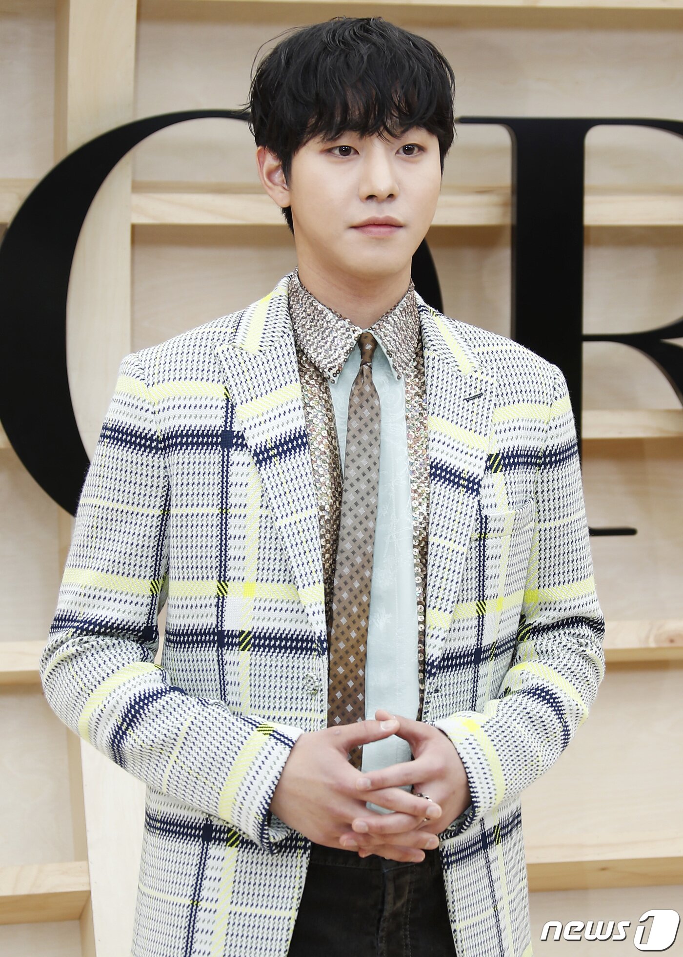 본문 이미지 - 배우 안효섭이 30일 오후 서울 서대문구 이화여자대학교에서 열린 ‘디올(DIOR) 한국 최초 2022 가을 여성 컬렉션’에서 매력을 발산하고 있다. ⓒ News1 권현진 기자