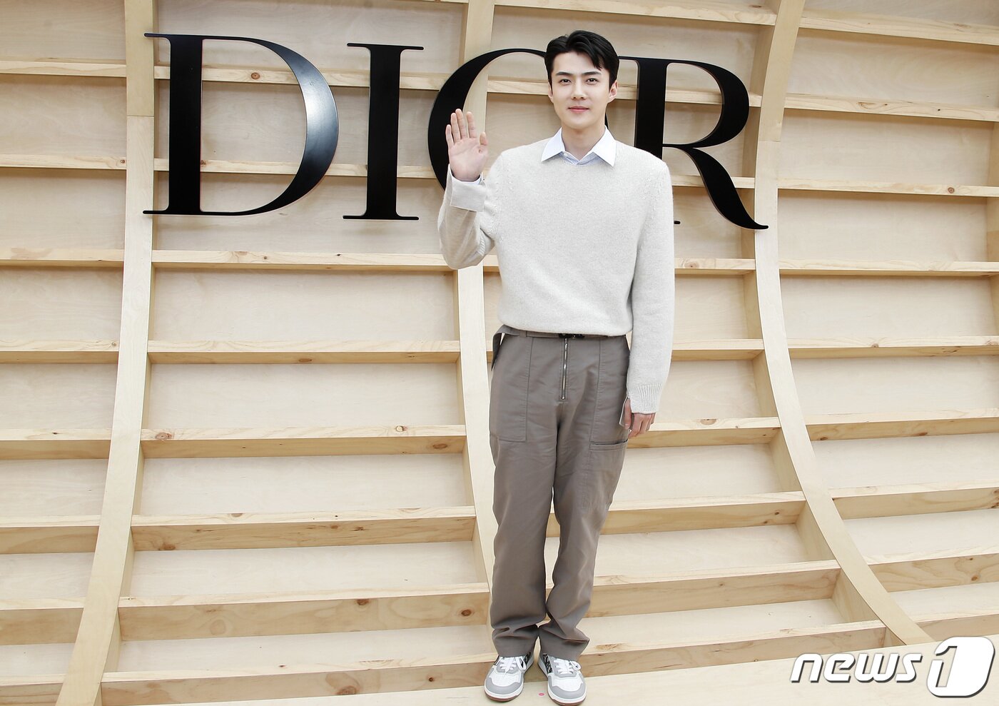 본문 이미지 - 엑소(EXO) 세훈이 30일 오후 서울 서대문구 이화여자대학교에서 열린 ‘디올(DIOR) 한국 최초 2022 가을 여성 컬렉션’에서 근사한 손인사를 하고 있다. ⓒ News1 권현진 기자