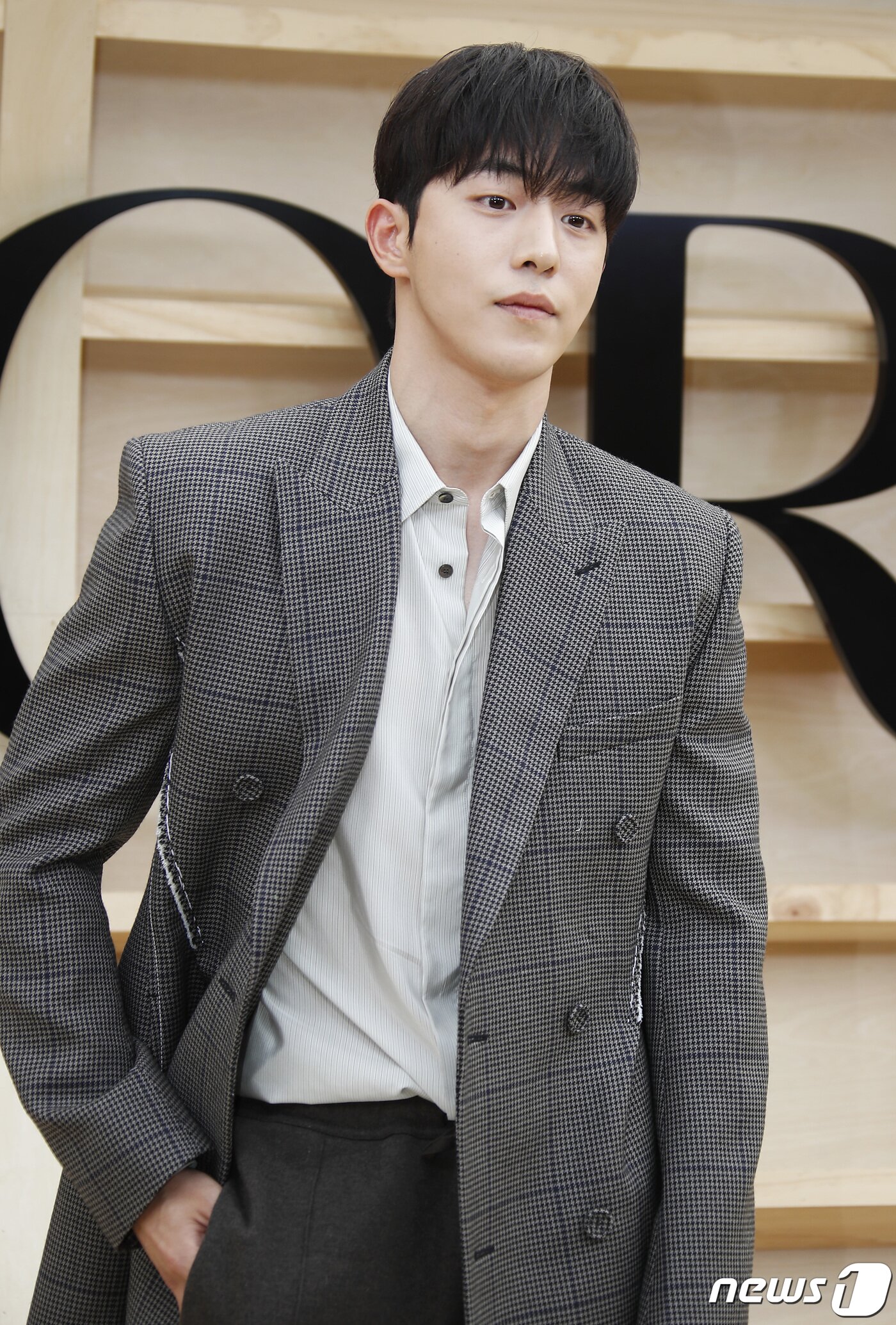 본문 이미지 - 배우 남주혁이 30일 오후 서울 서대문구 이화여자대학교에서 열린 ‘디올(DIOR) 한국 최초 2022 가을 여성 컬렉션’에서 포즈를 취하고 있다.  ⓒ News1 권현진 기자