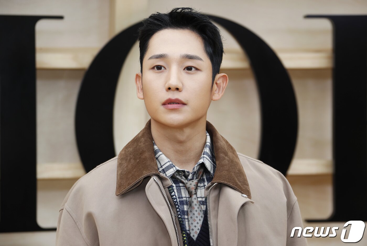 본문 이미지 - 배우 정해인이 30일 오후 서울 서대문구 이화여자대학교에서 열린 ‘디올(DIOR) 한국 최초 2022 가을 여성 컬렉션’에서 근사한 매력을 발산하고 있다. ⓒ News1 권현진 기자