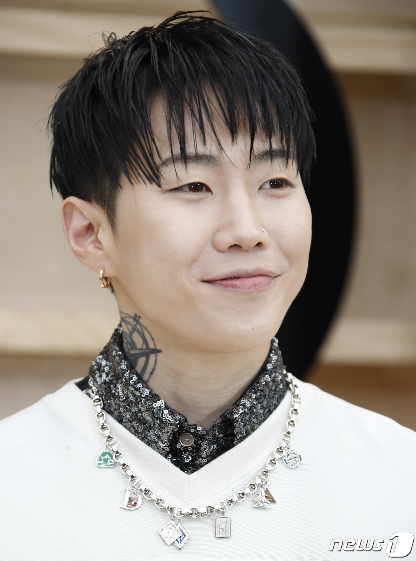 본문 이미지 - 가수 박재범이 30일 오후 서울 서대문구 이화여자대학교에서 열린 ‘디올(DIOR) 한국 최초 2022 가을 여성 컬렉션’에서 포즈를 취하고 있다. ⓒ News1 권현진 기자