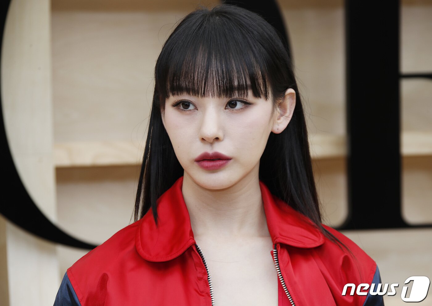 본문 이미지 - 안무가 노제가 30일 오후 서울 서대문구 이화여자대학교에서 열린 ‘디올(DIOR) 한국 최초 2022 가을 여성 컬렉션’에서 인형 미모를 발산하고 있다. ⓒ News1 권현진 기자