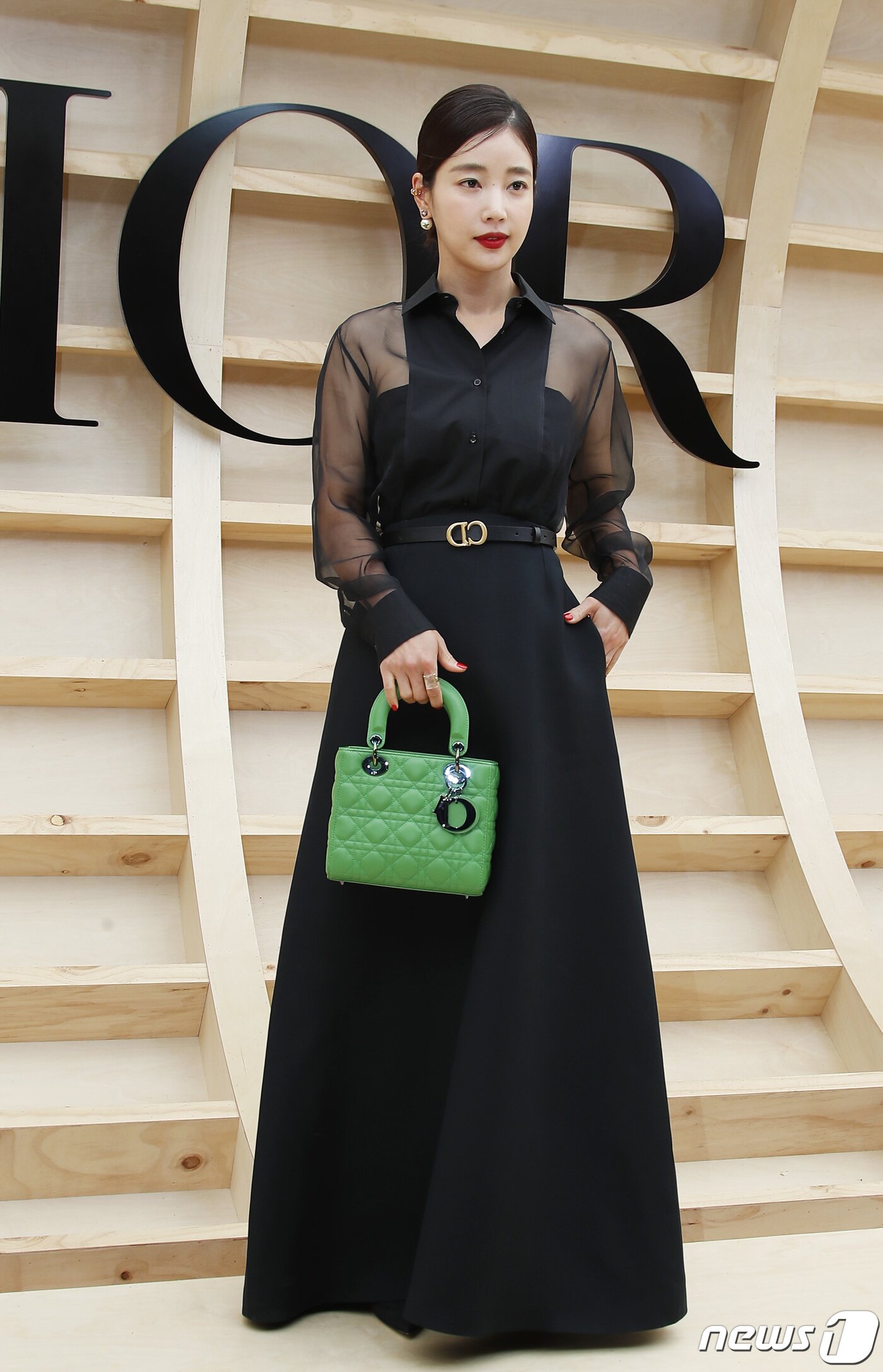 본문 이미지 - 배우 기은세가 30일 오후 서울 서대문구 이화여자대학교에서 열린 ‘디올(DIOR) 한국 최초 2022 가을 여성 컬렉션’에서 당당한 매력으로 시선을 사로잡고 있다. ⓒ News1 권현진 기자