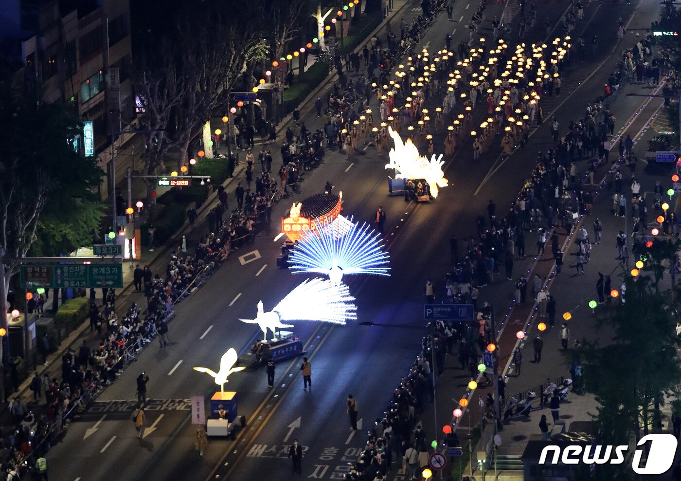 본문 이미지 - 30일 오후 서울 종로일대에서 부처님오신날을 축하하는 연등행렬이 도심을 수놓고 있다. 이번 연등행사는 코로나19 사태로 그동안 중단됐다가 3년만에 재개됐다. 2022.4.30/뉴스1 ⓒ News1 박세연 기자