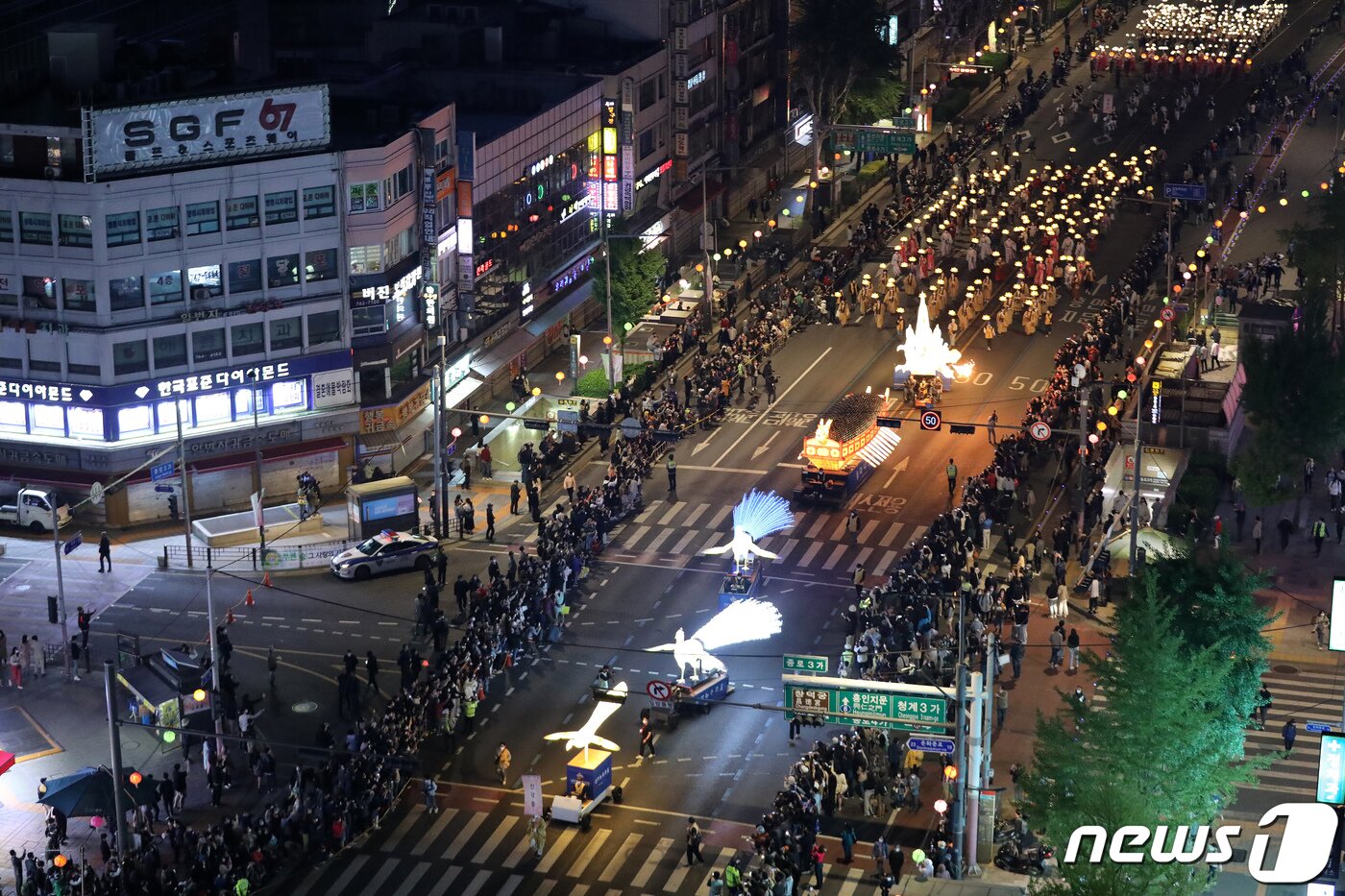 본문 이미지 - 30일 오후 서울 종로일대에서 부처님오신날을 축하하는 연등행렬이 도심을 수놓고 있다. 이번 연등행사는 코로나19 사태로 그동안 중단됐다가 3년만에 재개됐다. 2022.4.30/뉴스1 ⓒ News1 박세연 기자