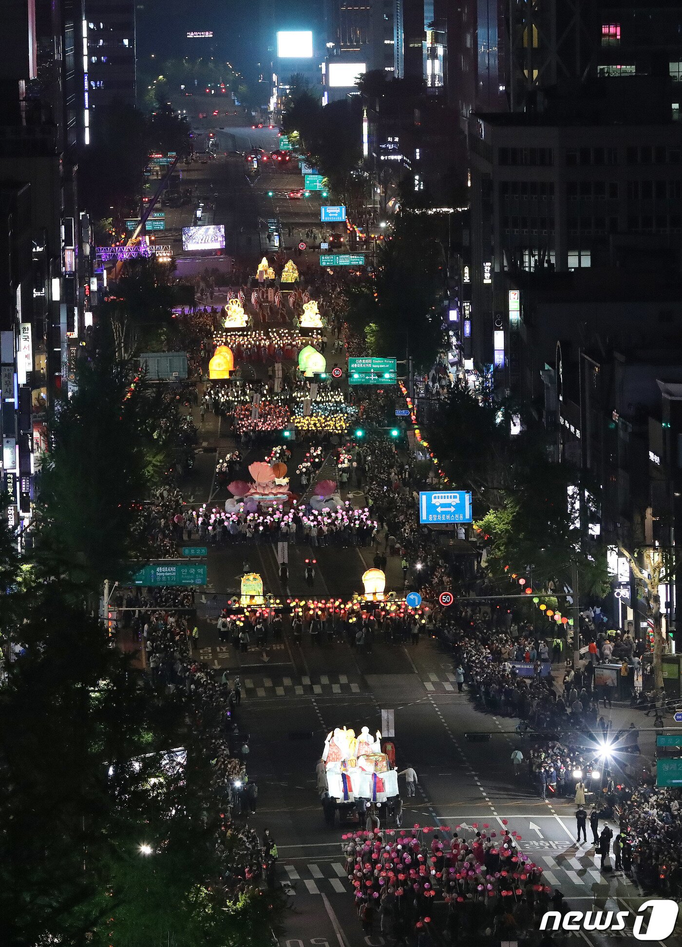 본문 이미지 - 30일 오후 서울 종로일대에서 부처님오신날을 축하하는 연등회가 열려 연등행렬이 도심을 수놓고 있다. 이번 연등행사는 코로나19 사태로 그동안 중단됐다가 3년만에 재개됐다. 2022.4.30/뉴스1 ⓒ News1 박세연 기자