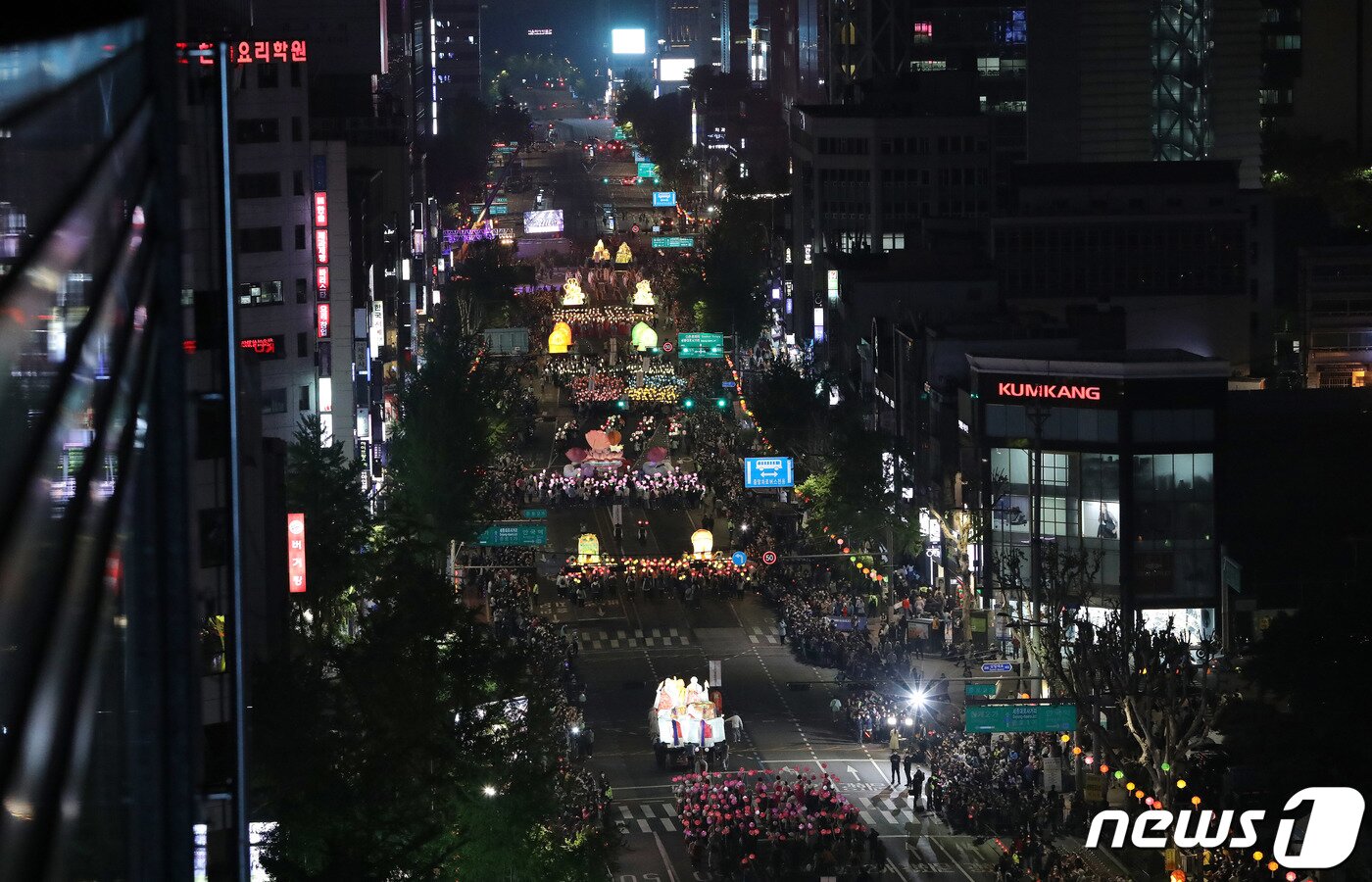 본문 이미지 - 30일 오후 서울 종로일대에서 부처님오신날을 축하하는 연등회가 열려 연등행렬이 도심을 수놓고 있다. 이번 연등행사는 코로나19 사태로 그동안 중단됐다가 3년만에 재개됐다. 2022.4.30/뉴스1 ⓒ News1 박세연 기자