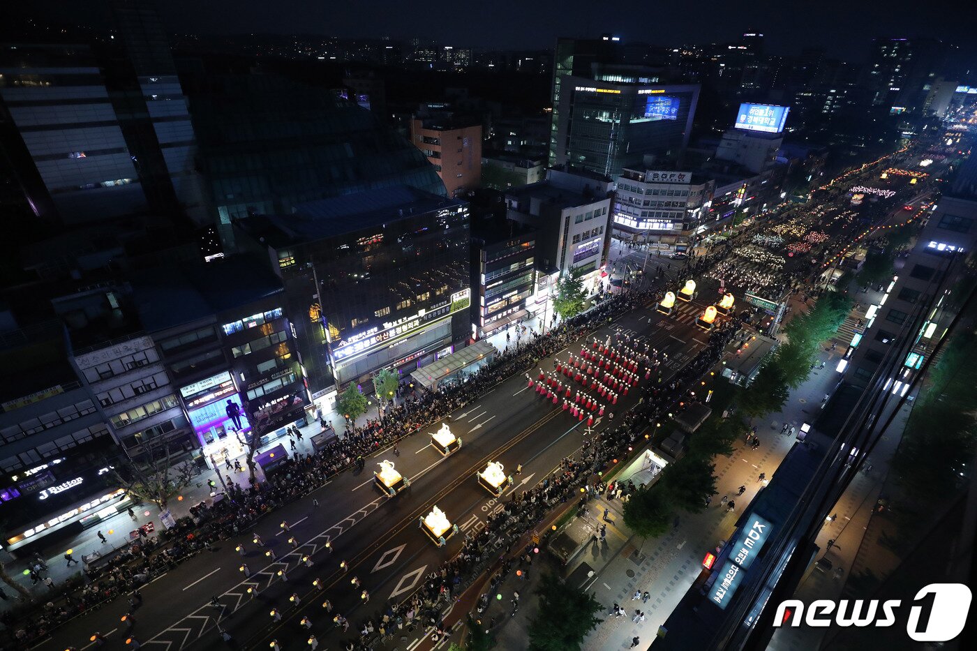 본문 이미지 - 30일 오후 서울 종로일대에서 부처님오신날을 축하하는 연등회가 열려 연등행렬이 도심을 수놓고 있다. 이번 연등행사는 코로나19 사태로 그동안 중단됐다가 3년만에 재개됐다. 2022.4.30/뉴스1 ⓒ News1 박세연 기자
