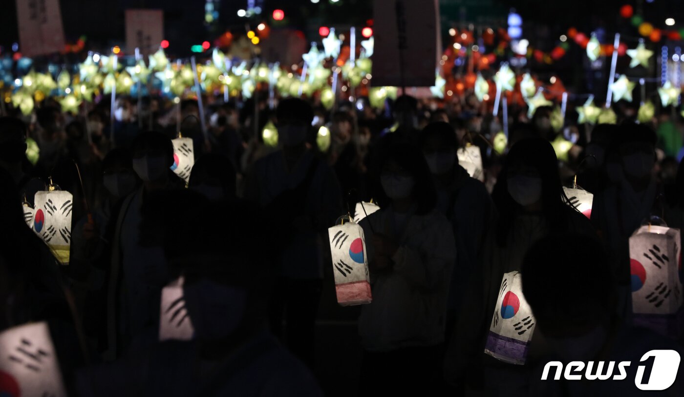 본문 이미지 - 부처님 오신날을 일주일여 앞둔 30일 서울 종로구 보신각 앞으로 연등회 행렬이 지나가고 있다. 이번 연등회는 신종코로나바이러스감염증(코로나19)로 인해 3년만에 개최됐다. 2022.4.30/뉴스1 ⓒ News1 장수영 기자