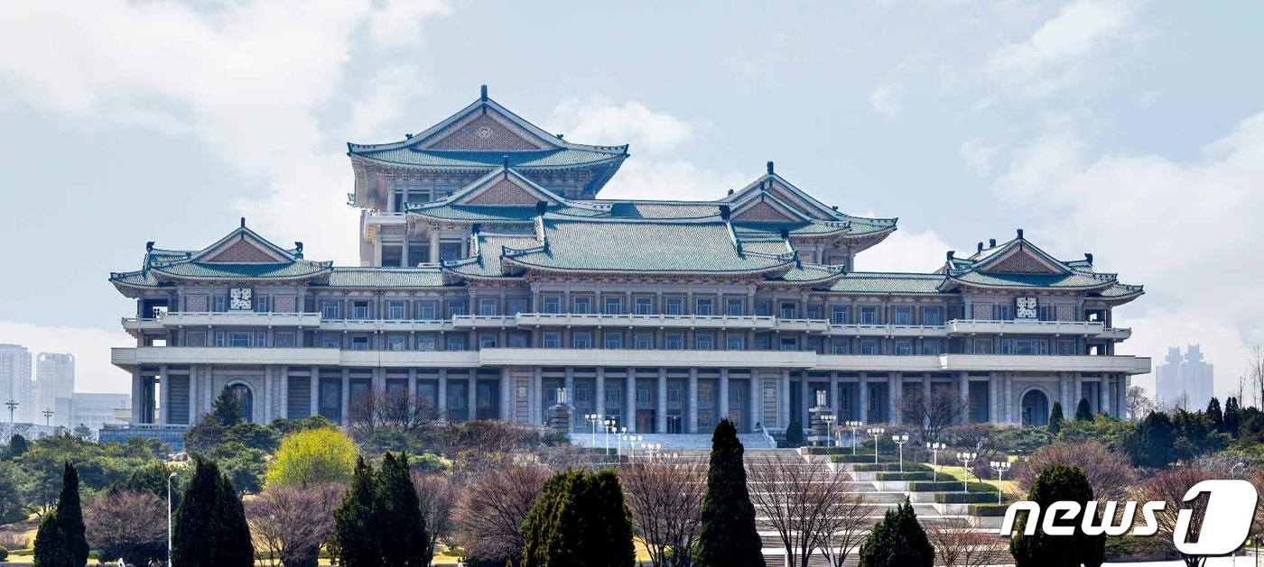 (평양 노동신문=뉴스1) = 북한 노동당 기관지 노동신문이 4일 평양의 인민대학습당이 얼떠선지도 어느덧 40년이 흘렀다며 세월의 흐름과 함께 인민의 마음 속에 소중히 자리잡고 있다 …