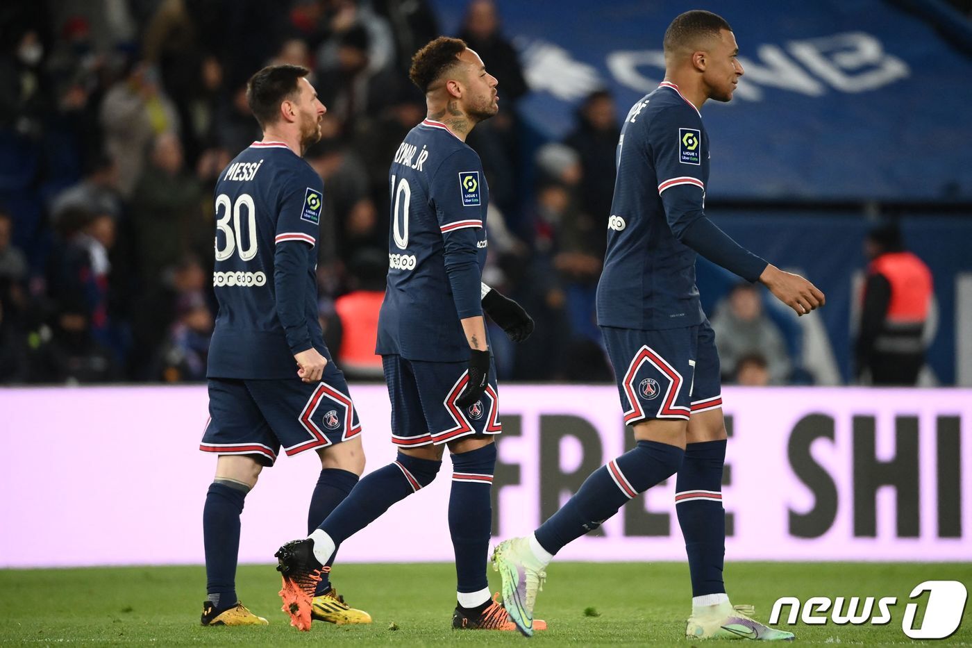 본문 이미지 - 리오넬 메시(왼쪽부터), 네이마르와 함께 뛰었던 음바페. ⓒ AFP=뉴스1