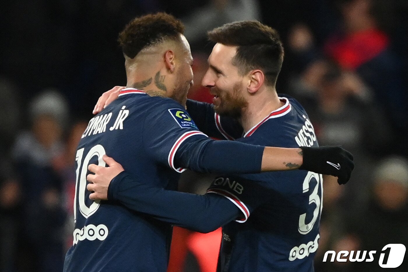 본문 이미지 - 네이마르와 포옹하는 메시 ⓒ AFP=뉴스1