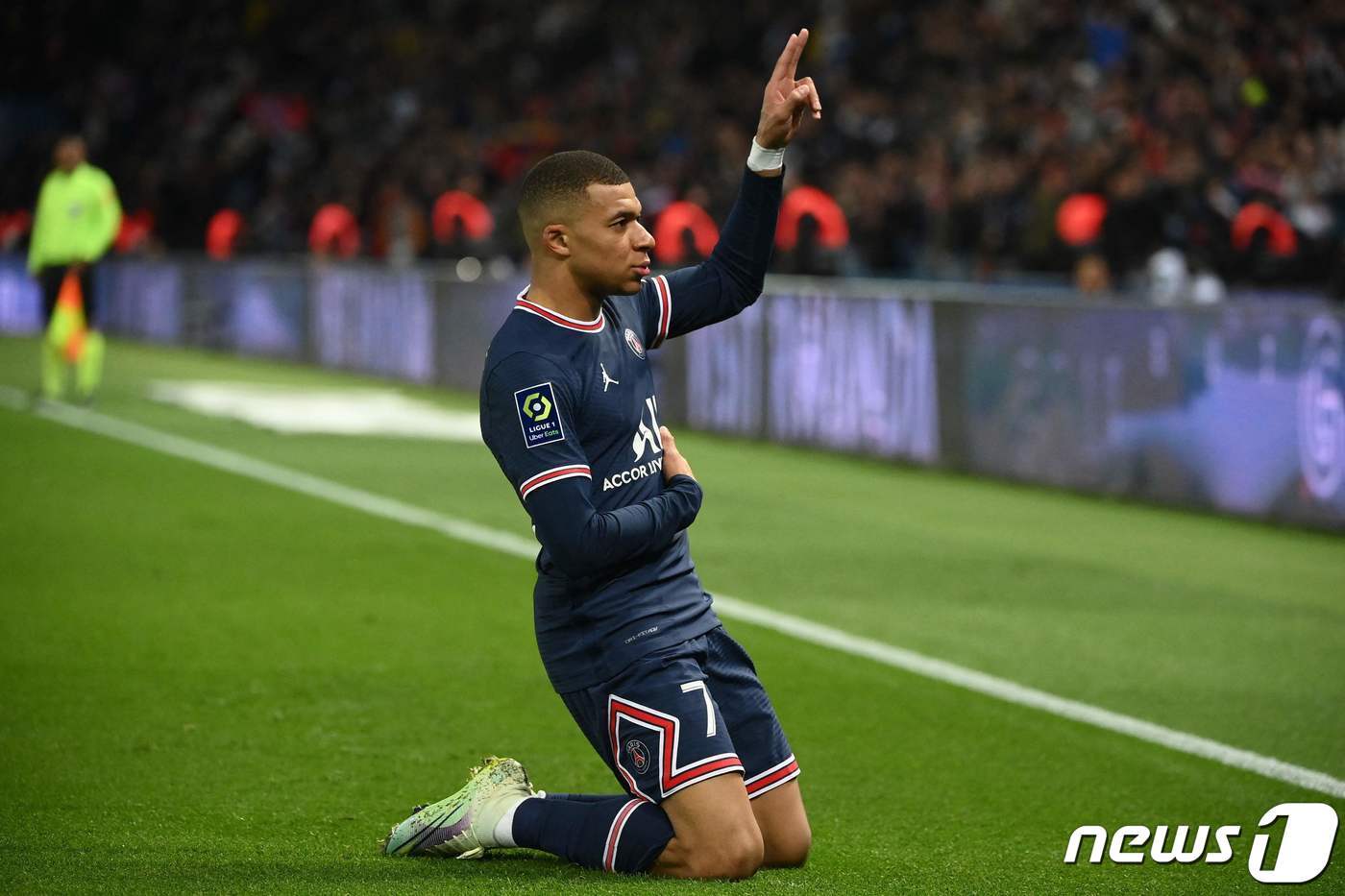 본문 이미지 - 2골 3도움의 맹활약을 펼친 음바페 ⓒ AFP=뉴스1