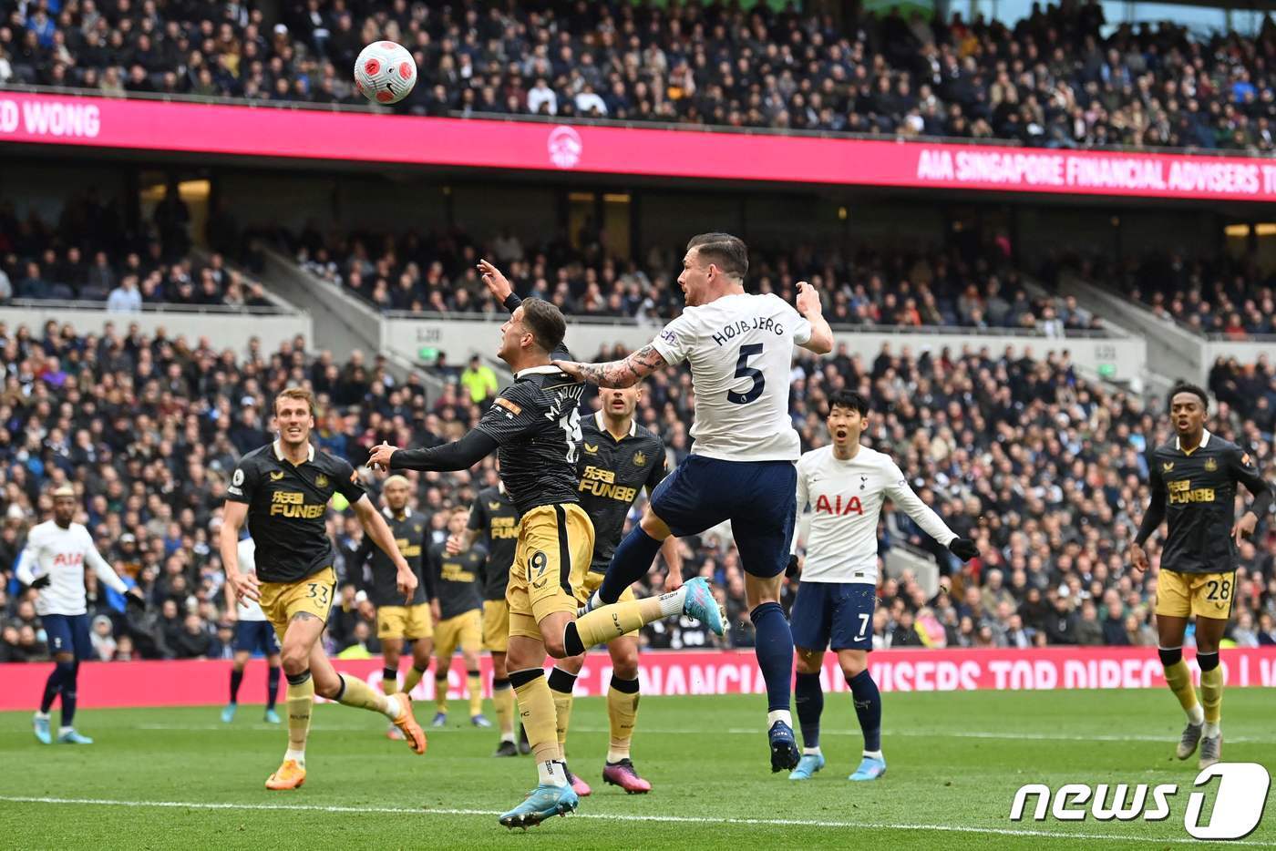 본문 이미지 - 뉴캐슬전을 풀타임 소화한 피에르 에밀 호이비에르 ⓒ AFP=뉴스1