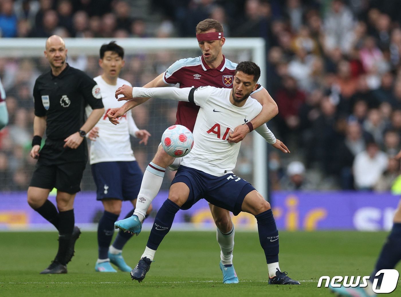 본문 이미지 - 손흥민의 동료 벤탄쿠르&#40;가운데&#41;ⓒ 로이터=뉴스1