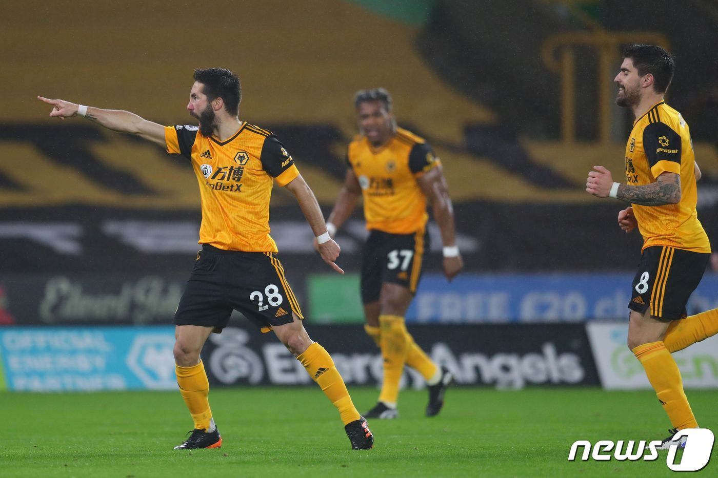 본문 이미지 - 황희찬의 동료 무티뉴&#40;왼쪽&#41; ⓒ AFP=뉴스1