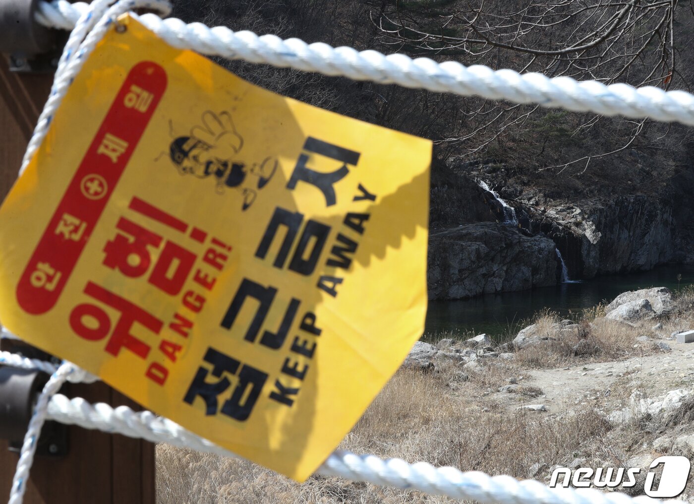 본문 이미지 - 검찰이 보험금을 노리고 남편을 살해한 피의자 이은해(31)와 조현수(30)에 대해 수배 전 출국금지 조치를 내렸으나 4개월째 행방이 묘연한 상태다. 4일 법조계에 따르면 검찰은 살인 및 살인미수 등 혐의를 받고 있는 이씨와 조씨에 대해 지난달 30일 공개수배하기 전 출국금지 조치했다. 검찰은 이들이 해외로 출국한 기록이 없는 것을 확인하고 국내에서 이들의 행적을 쫓고 있다. 사진은 사건이 발생한 경기 가평군 용소폭포 주변 접근금지 표식. 2022.4.4/뉴스1 ⓒ News1 신웅수 기자