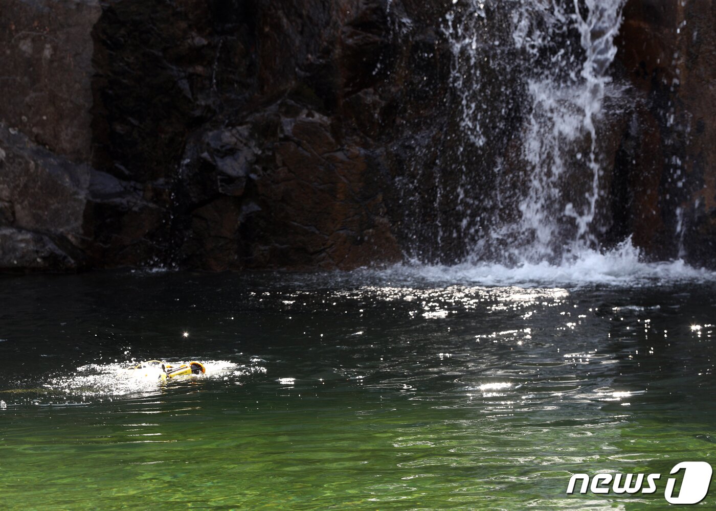 본문 이미지 -  4일 사건이 발생한 경기 가평군 용소폭포에서 취재진이 수중카메라를 이용해 수심을 촬영하는 모습. 2022.4.4/뉴스1 ⓒ News1 신웅수 기자