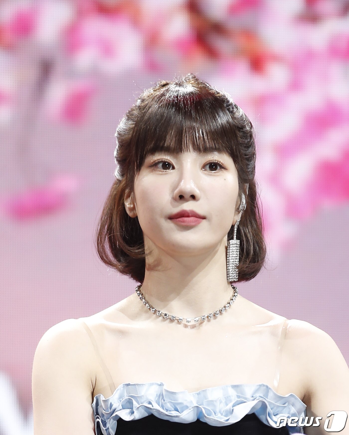 본문 이미지 - 가수 권은비가 4일 오후 서울 광진구 예스24 라이브 홀에서 가진 두 번째 미니 앨범 ‘컬러(color)’ 컴백 쇼케이스에서 매력을 발산하고 있다. 2022.4.4/뉴스1 ⓒ News1 권현진 기자