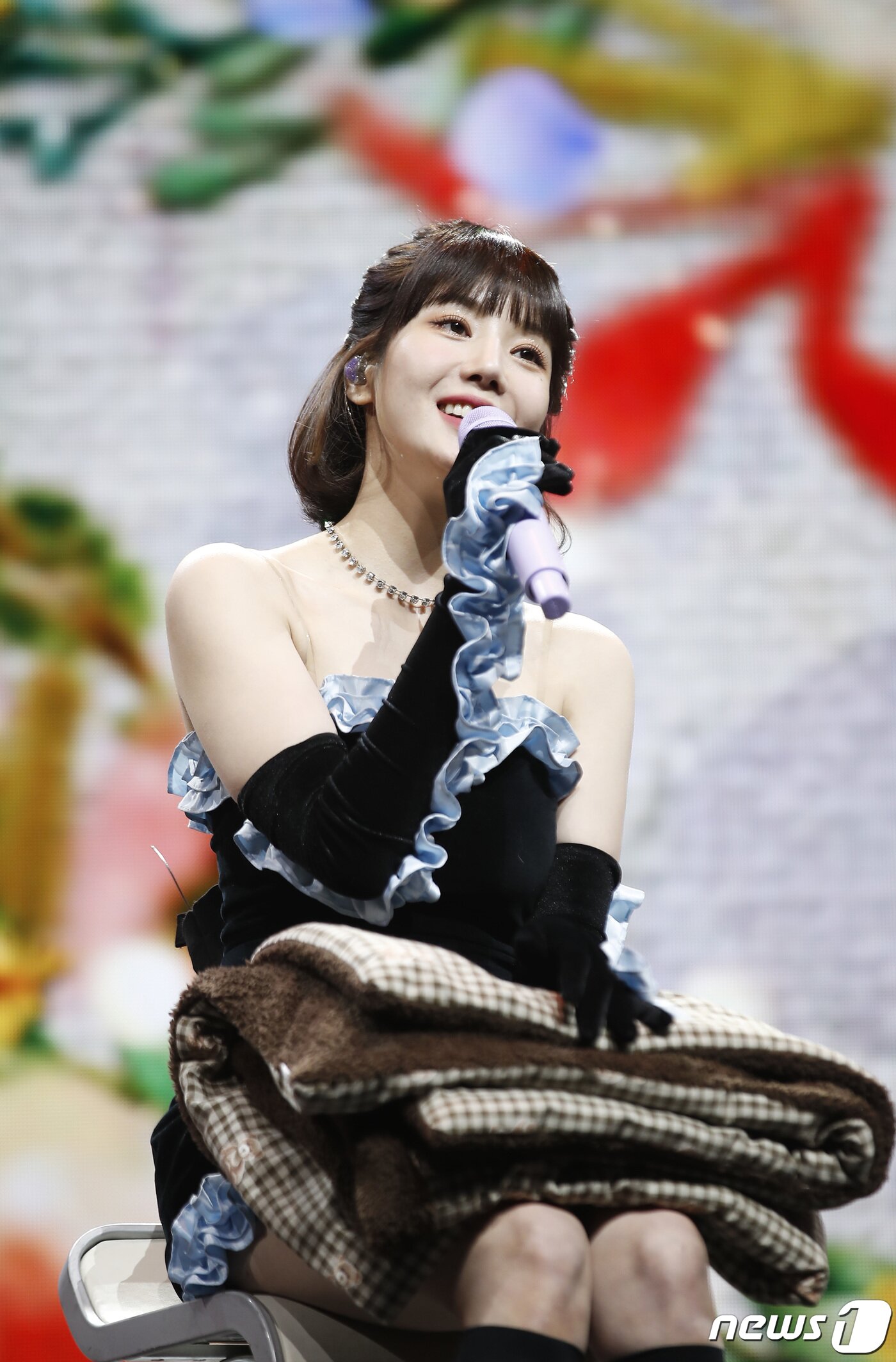 본문 이미지 - 가수 권은비가 4일 오후 서울 광진구 예스24 라이브 홀에서 가진 두 번째 미니 앨범 ‘컬러(color)’ 컴백 쇼케이스에서 신곡을 선보이고 있다. 2022.4.4/뉴스1 ⓒ News1 권현진 기자