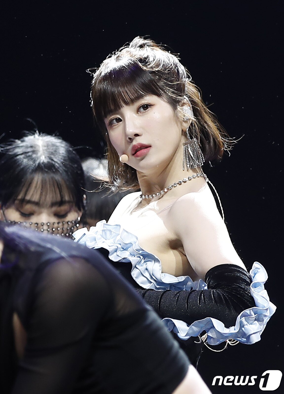 본문 이미지 - 가수 권은비가 4일 오후 서울 광진구 예스24 라이브 홀에서 가진 두 번째 미니 앨범 ‘컬러(color)’ 컴백 쇼케이스에서 신곡을 선보이고 있다. 2022.4.4/뉴스1 ⓒ News1 권현진 기자