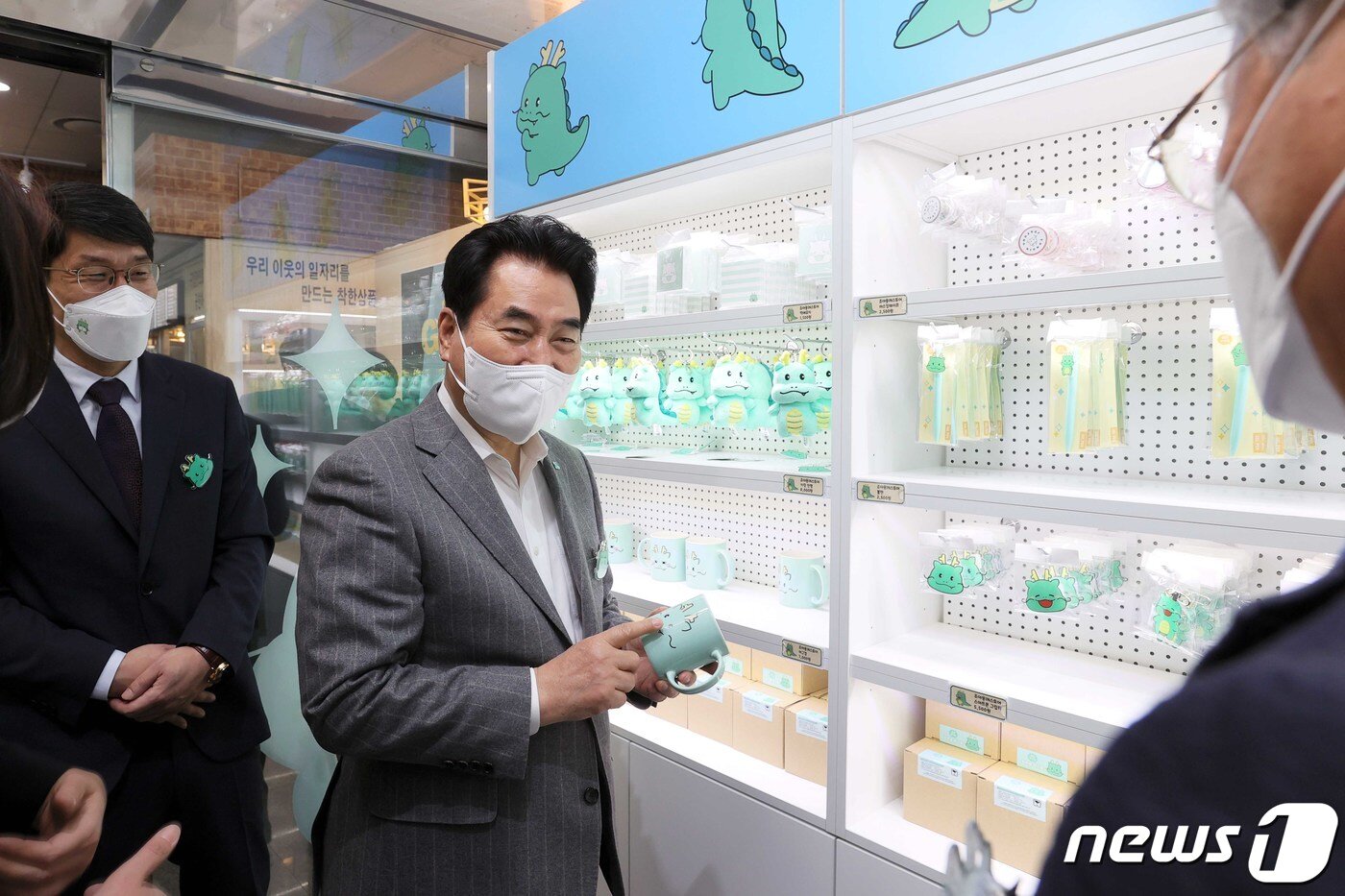 본문 이미지 - 백군기 용인시장이 4일 개소한 '조아용in스토어'에서 조아용 굿즈를 살펴보고 있다.(용인시 제공) ⓒ News1 