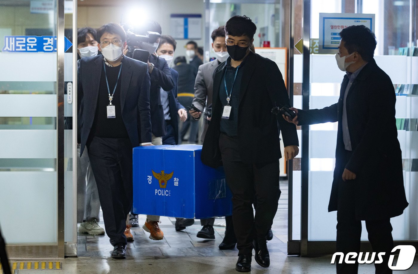 본문 이미지 - 경기남부경찰청 수사관들이 4일 오후 경기도 수원시 팔달구 경기도청에서 이재명 전 경기도지사 부인 김혜경씨의 '법인카드 유용 의혹' 관련 압수수색을 마친 후 압수품을 옮기고 있다. 2022.4.4/뉴스1 ⓒ News1 이재명 기자