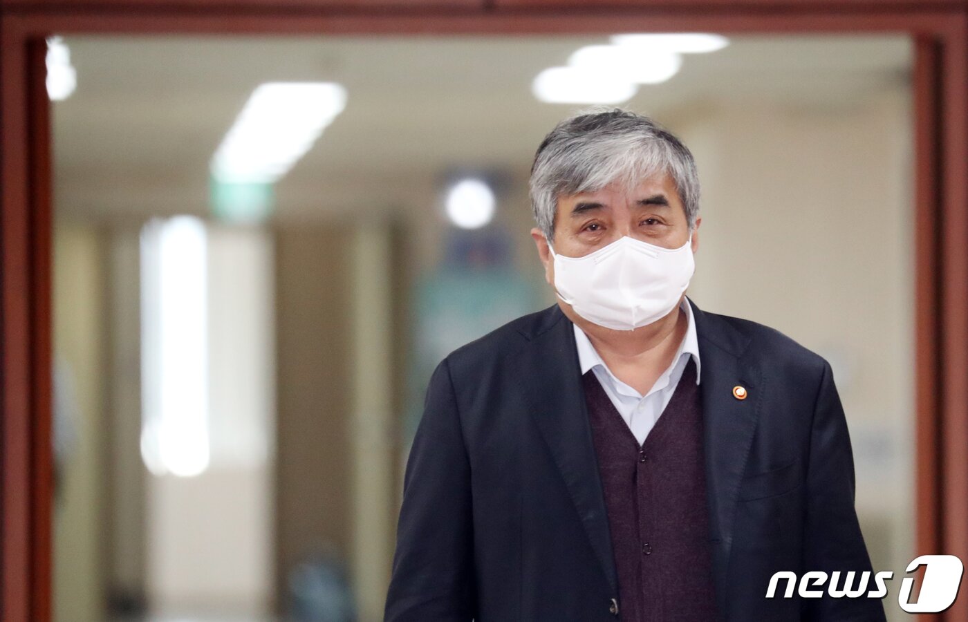 본문 이미지 - 한상혁 방송통신위원장이 5일 서울 종로구 세종대로 정부서울청사에서 열린 영상 국무회의에 참석하고 있다. 2022.4.5/뉴스1 ⓒ News1 김명섭 기자