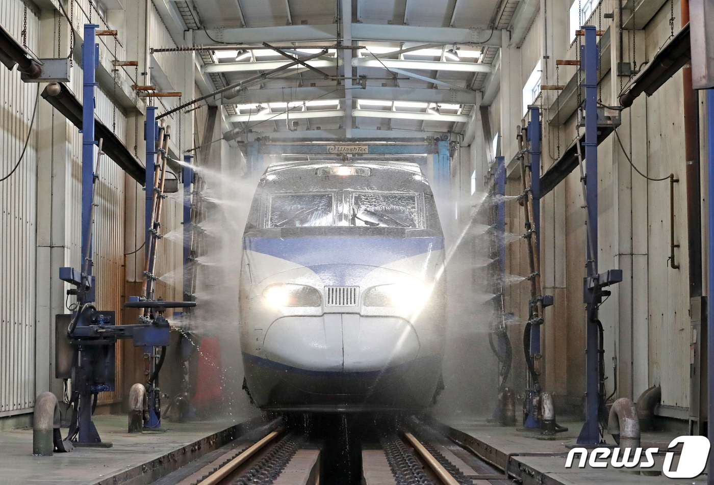 (고양=뉴스1) 이성철 기자 = 5일 경기 고양시 덕양구 수도권철도차량정비단에 들어온 KTX 차량이 자동세척장치를 통과하고 있다.KTX 자동세척장치는 운행을 마치고 기지로 입고하는 …