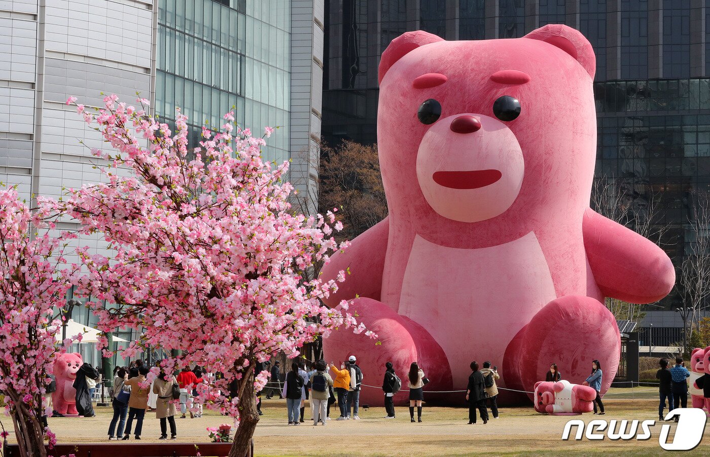 본문 이미지 - 지난달 5일 서울 송파구 잠실 롯데월드타워 앞 잔디광장에 설치된 '벨리곰' 앞에서 시민들이 기념사진을 찍고 있다. 2022.4.5/뉴스1 ⓒ News1 박세연 기자
