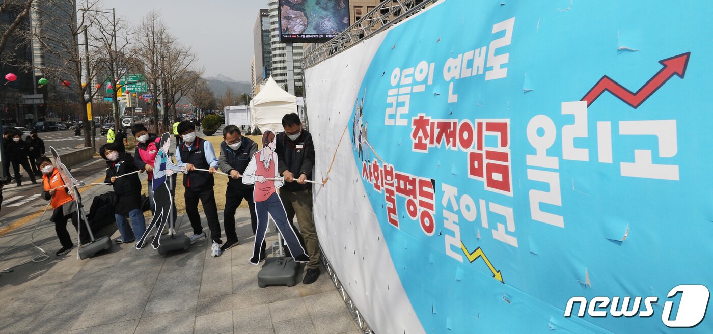 본문 이미지 - 민주노총이 5일 오후 서울 프레스센터 앞에서 2022년 최저임금 인상투쟁 선포 퍼포먼스를 하고 있다. 민주노총은 내년도 최저임금 심의가 시작된 이날 이번 심의의 쟁점으로 떠오른 '차등적용'과 관련해 법 조항 삭제 등 최저임금 제도개선 투쟁에 나설 것을 선포했다. 최저임금 대폭 인상 입장도 재차 확인했다. 2022.4.5/뉴스1 ⓒ News1 박지혜 기자