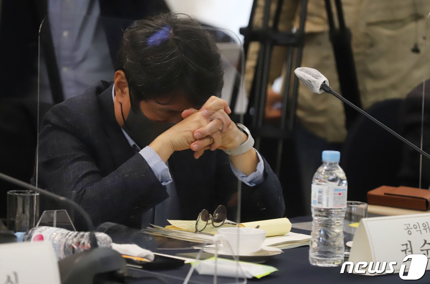 본문 이미지 - 권순원 최저임금위원회 공익위원(숙명여대 경영학부 교수)이 5일 서울 중구 한국프레스센터에서 열린 2022년 최저임금위원회 1차 전원회의에 참석해 생각에 잠겨 있다. 2022.4.5/뉴스1 ⓒ News1 박지혜 기자