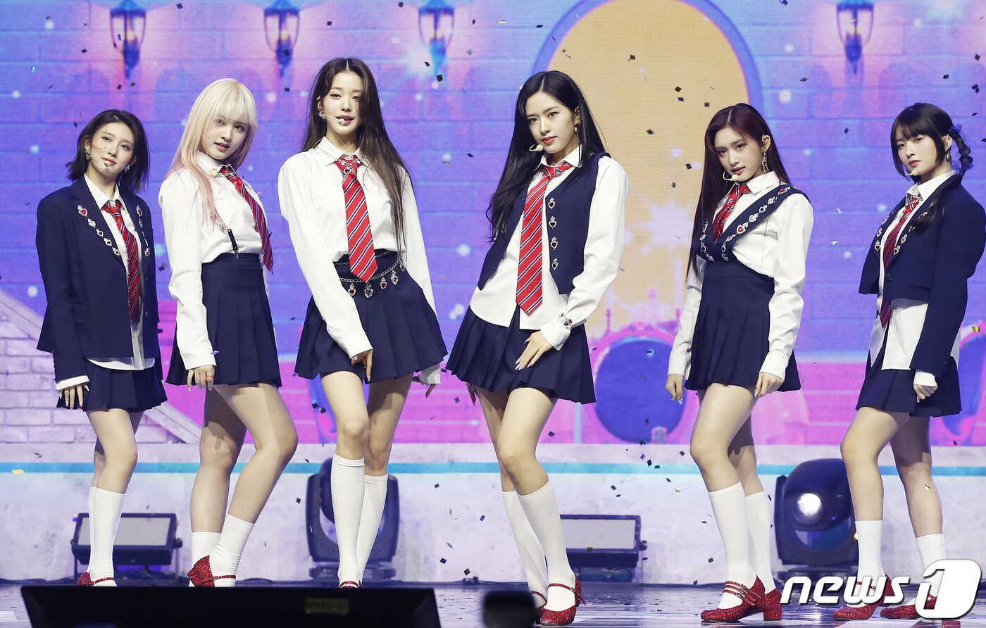 본문 이미지 - 그룹 아이브(IVE) 가을(왼쪽부터), 리즈, 원영, 유진, 이서, 레이가 5일 오후 서울 용산구 한남동 블루스퀘어에서 가진 두 번째 싱글 앨범 'LOVE DIVE(러브 다이브)' 발매 기념 미디어 쇼케이스에서 신곡을 선보이고 있다. 2022.4.5/뉴스1 ⓒ News1 권현진 기자