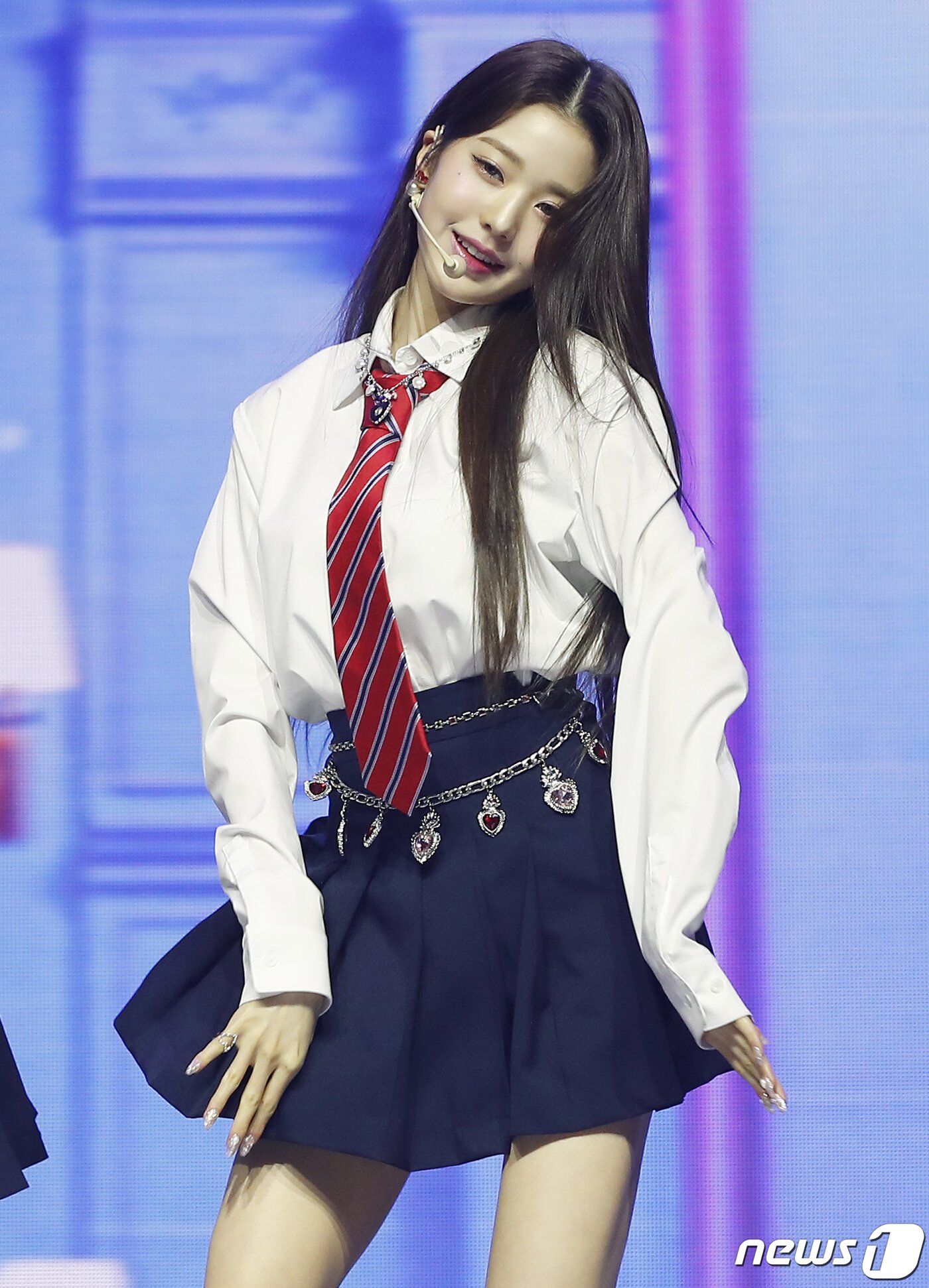 본문 이미지 - 그룹 아이브(IVE) 원영이 5일 오후 서울 용산구 한남동 블루스퀘어에서 가진 두 번째 싱글 앨범 'LOVE DIVE(러브 다이브)' 발매 기념 미디어 쇼케이스에서 신곡을 선보이고 있다. 2022.4.5/뉴스1 ⓒ News1 권현진 기자