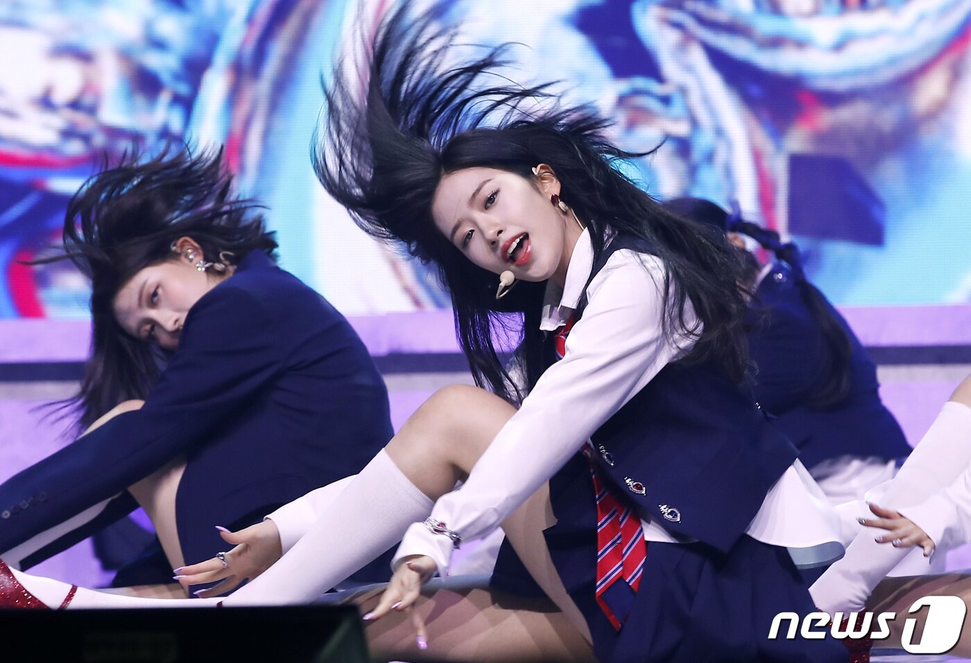 본문 이미지 - 그룹 아이브(IVE) 유진이 5일 오후 서울 용산구 한남동 블루스퀘어에서 가진 두 번째 싱글 앨범 'LOVE DIVE(러브 다이브)' 발매 기념 미디어 쇼케이스에서 신곡을 선보이고 있다. 2022.4.5/뉴스1 ⓒ News1 권현진 기자