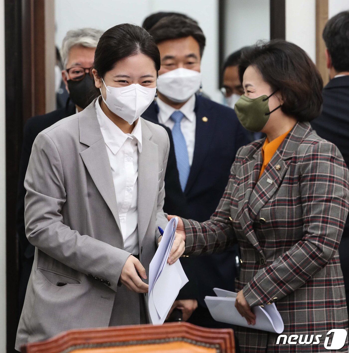 본문 이미지 - 박지현 더불어민주당 공동비상대책위원장이 6일 서울 여의도 국회에서 열린 비상대책위원회의에 입장하고 있다. 2022.4.6/뉴스1 ⓒ News1 유승관 기자