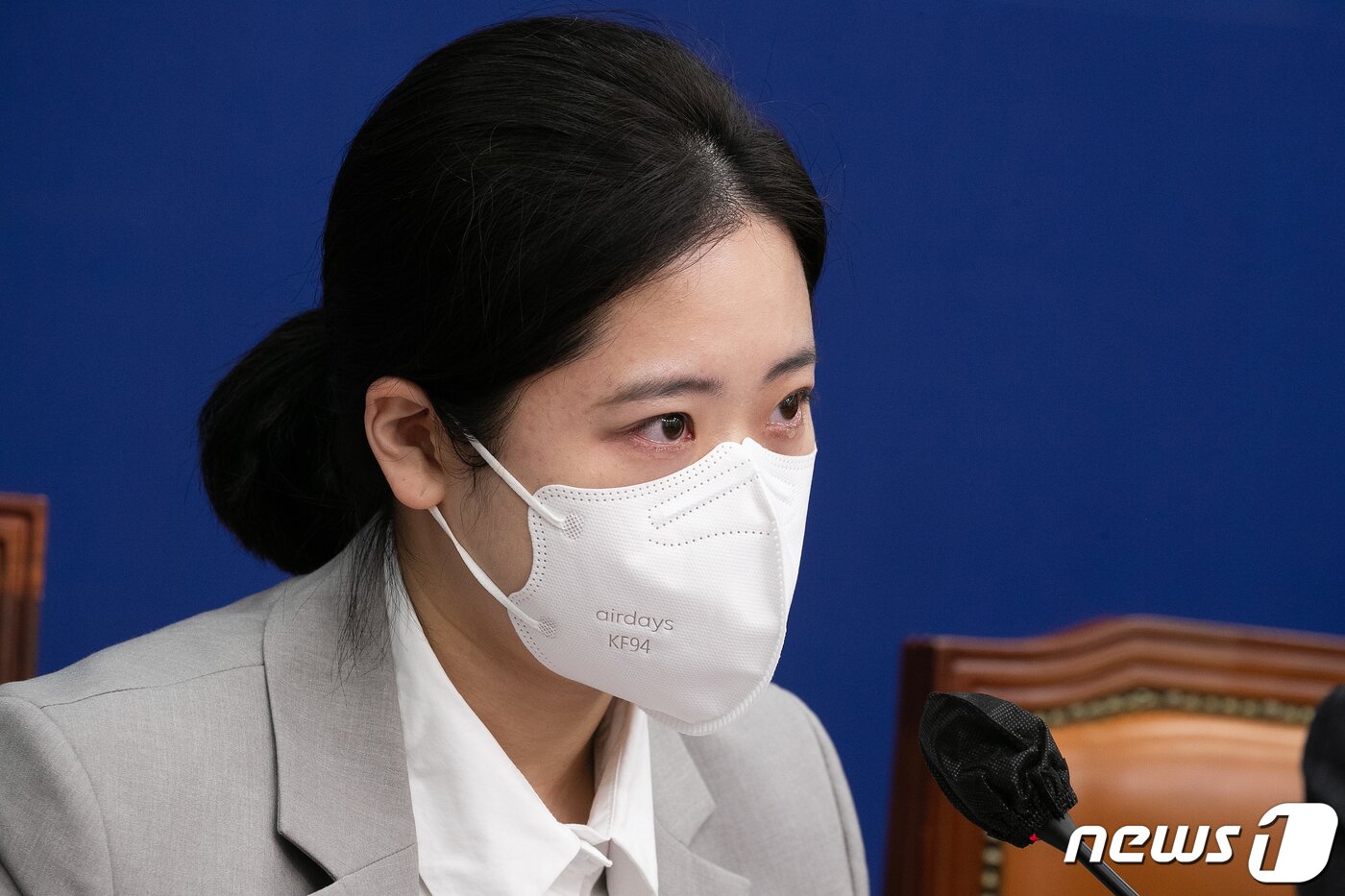 본문 이미지 - 박지현 더불어민주당 공동비상대책위원장이 6일 오전 서울 여의도 국회에서 열린 비상대책위원회의에서 ‘故 이예람 중사 특검법’ 이 “법사위 문턱을 넘지 못했다”는 발언을 한 후 눈물을 흘리고 있다. 2022.4.6/뉴스1 ⓒ News1 허경 기자