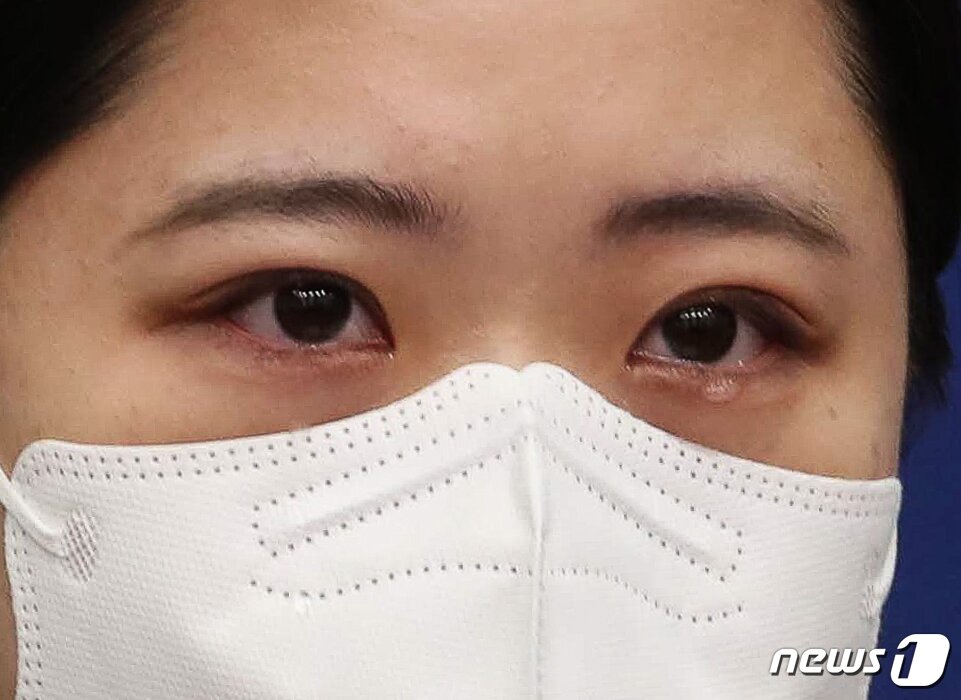본문 이미지 - 박지현 더불어민주당 공동비상대책위원장이 6일 오전 서울 여의도 국회에서 열린 비상대책위원회의에서 ‘故 이예람 중사 특검법’ 이 “법사위 문턱을 넘지 못했다”는 발언을 한 후 눈물을 흘리고 있다. 2022.4.6/뉴스1 ⓒ News1 허경 기자