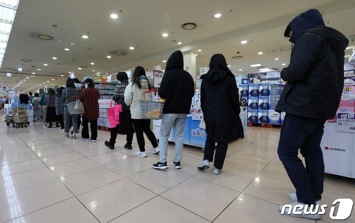 본문 이미지 - 6일 오전 서울의 한 대형마트에서 시민들이 포켓몬빵을 구매하기 위해 줄을 서서 기다리고 있다. 2022.4.6/뉴스1 ⓒ News1 박세연 기자