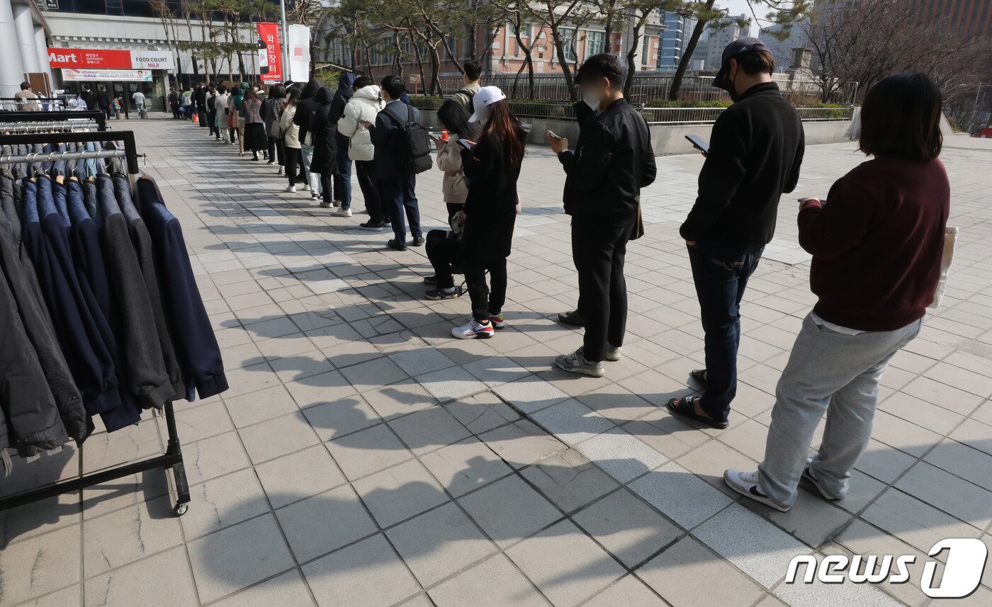 본문 이미지 - 6일 오전 서울의 한 대형마트 앞에서 시민들이 포켓몬빵을 구매하기 위해 줄을 서서 기다리고 있다. 2022.4.6/뉴스1 ⓒ News1 박세연 기자